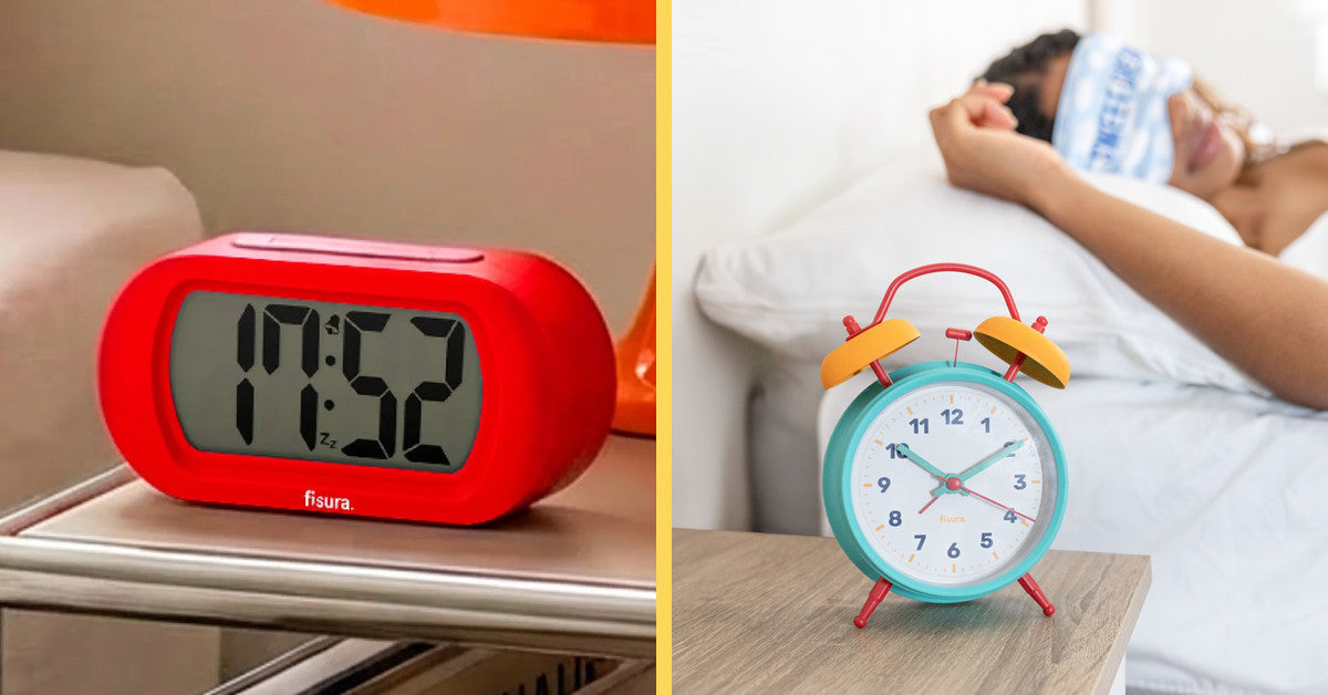 Despertador digital Gummy rojo en la mesita y despertador analógico retro azul y amarillo junto a la cama