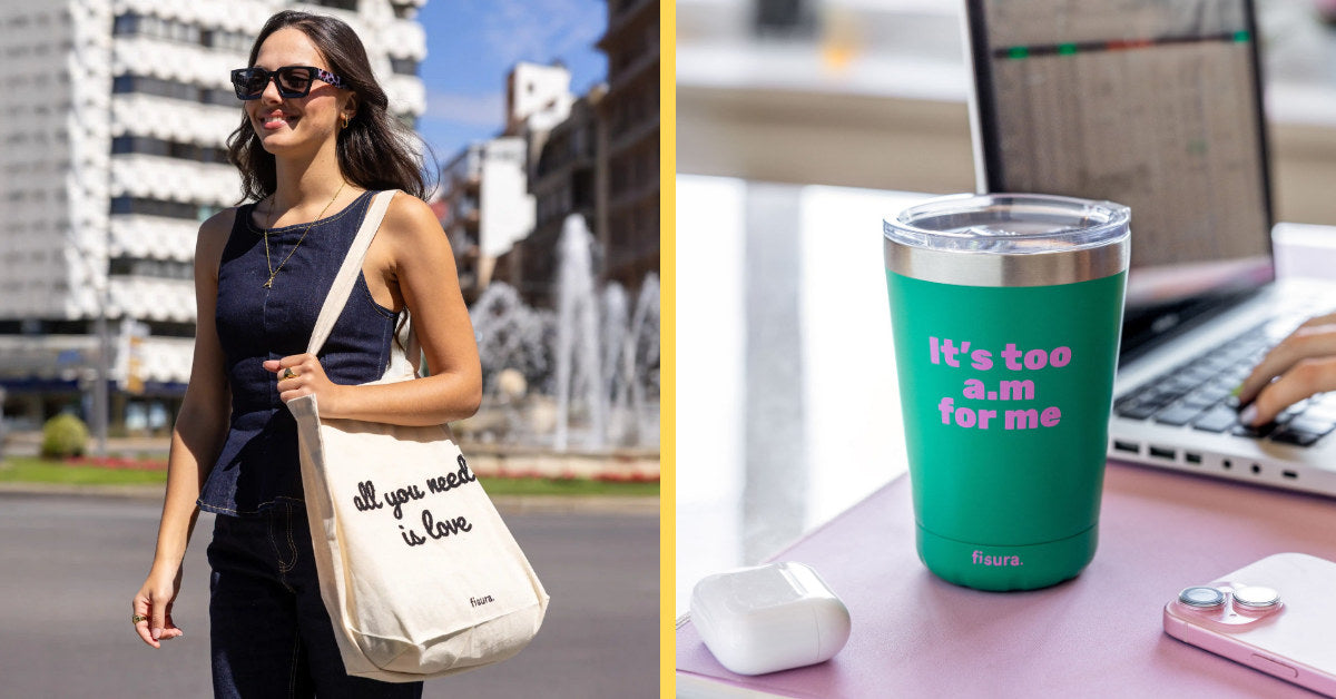 Chica con tote bag de algodón «All you need is love» por la ciudad y vaso termo verde junto al portátil para la vuelta a la oficina