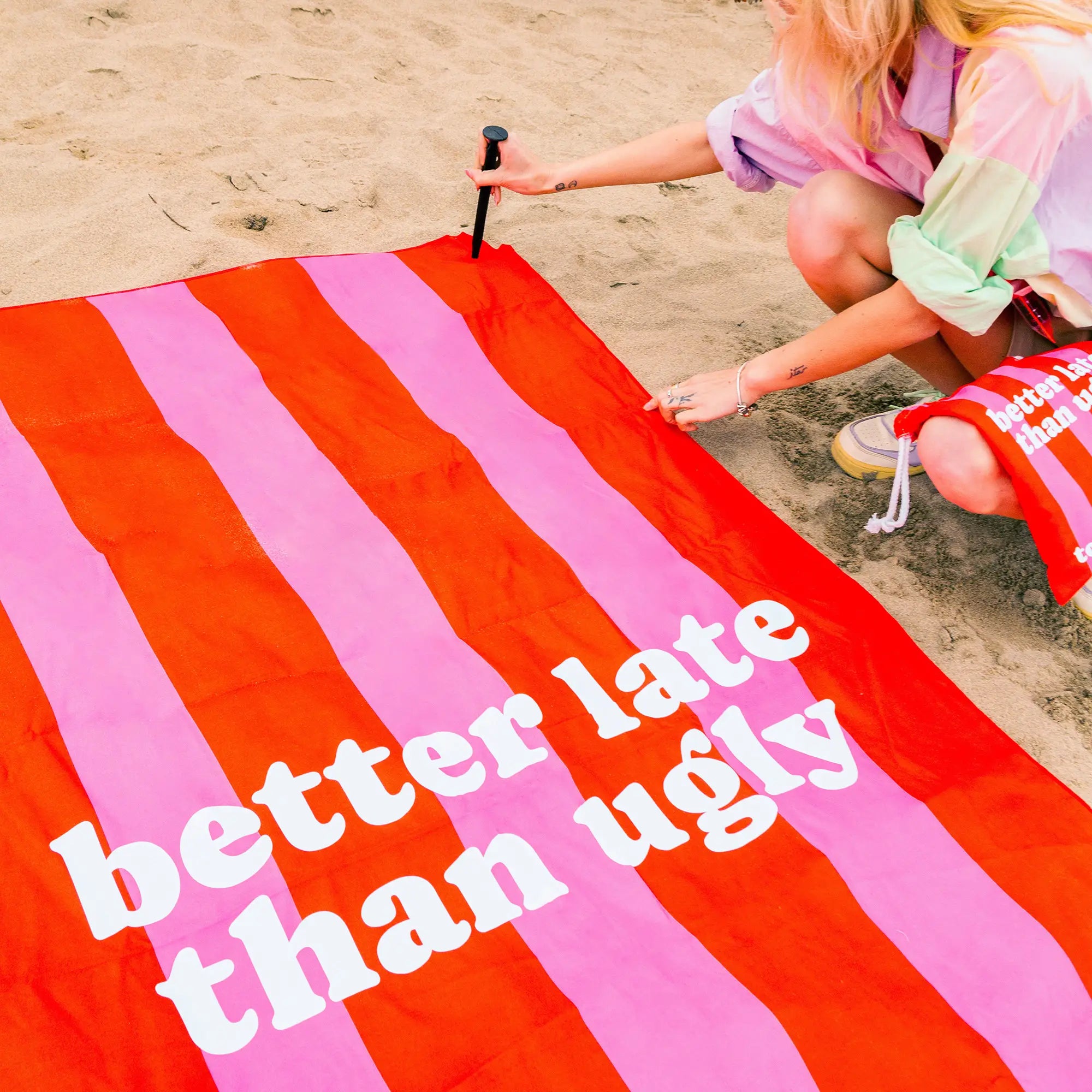 Toalla playa "better late than ugly" rosa y rojo