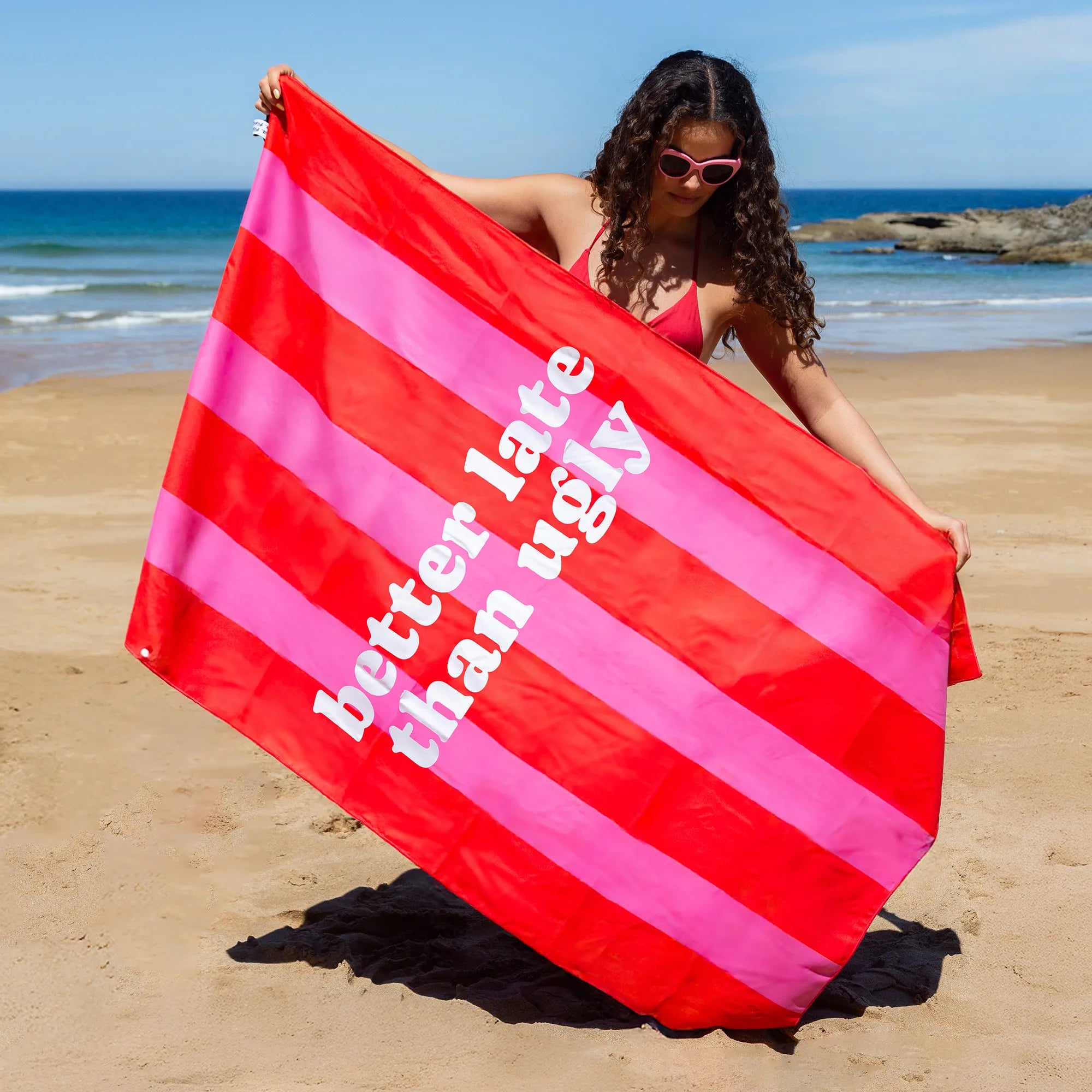 Toalla playa "better late than ugly" rosa y rojo