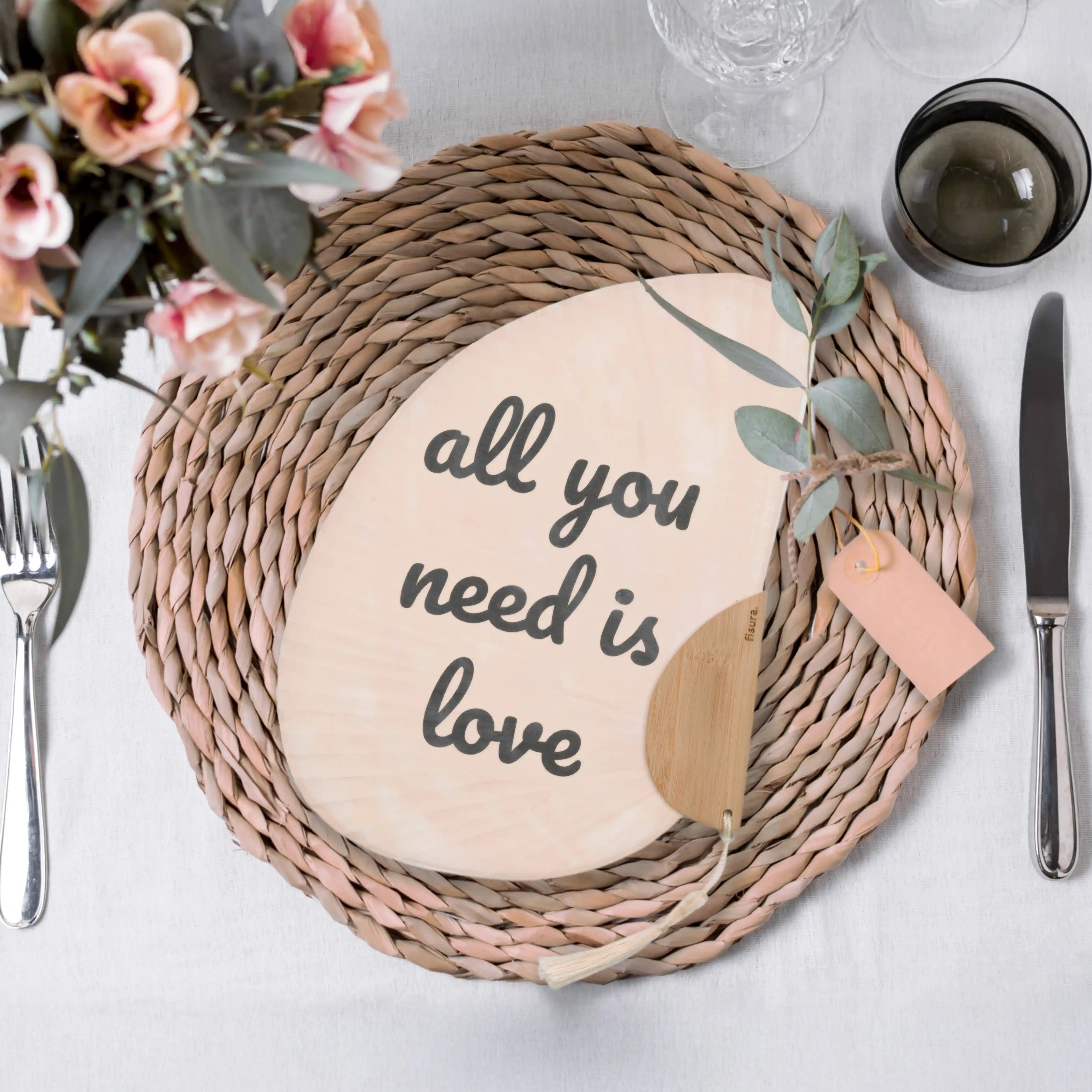 Abanico media luna “All you need is love”