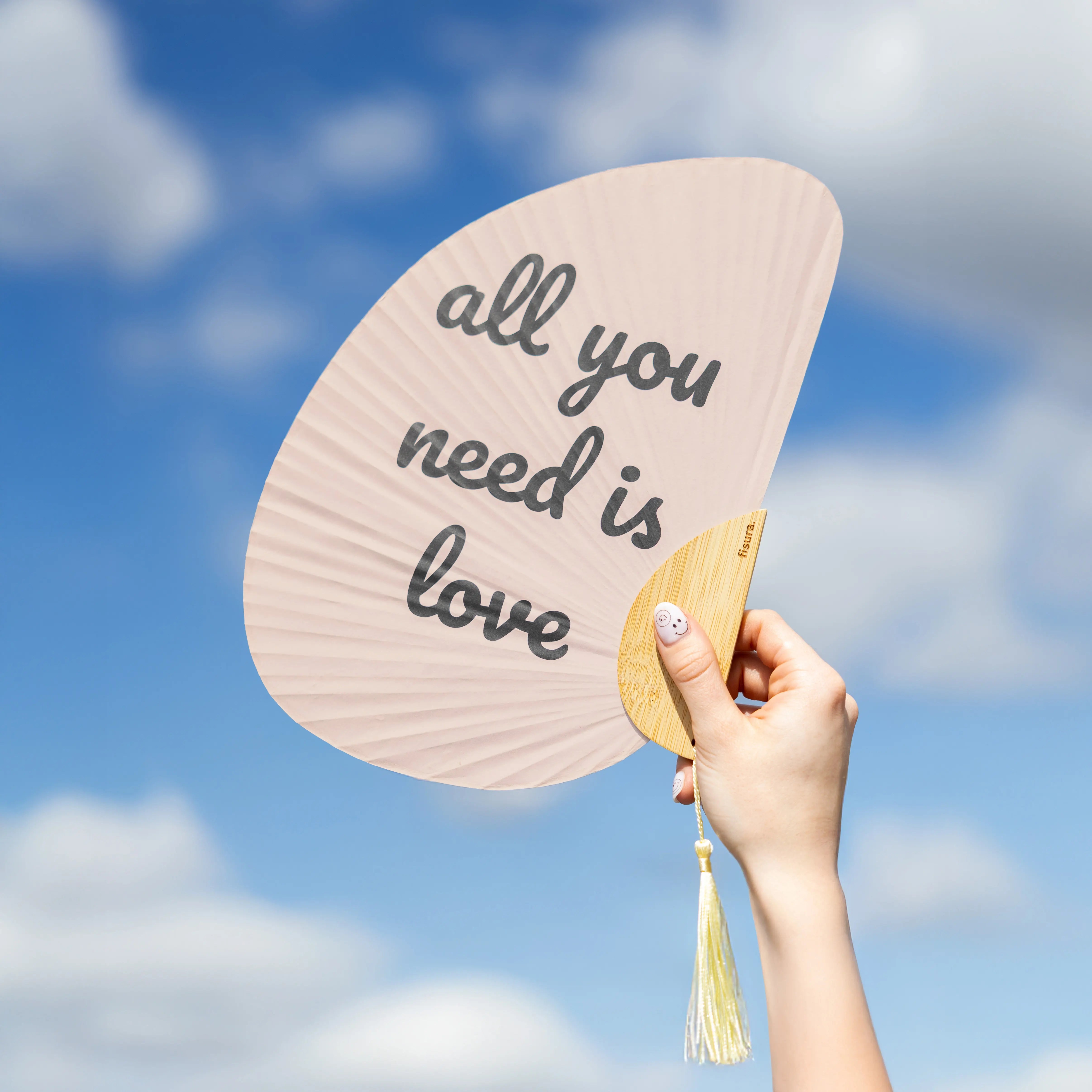 Abanico media luna “All you need is love”