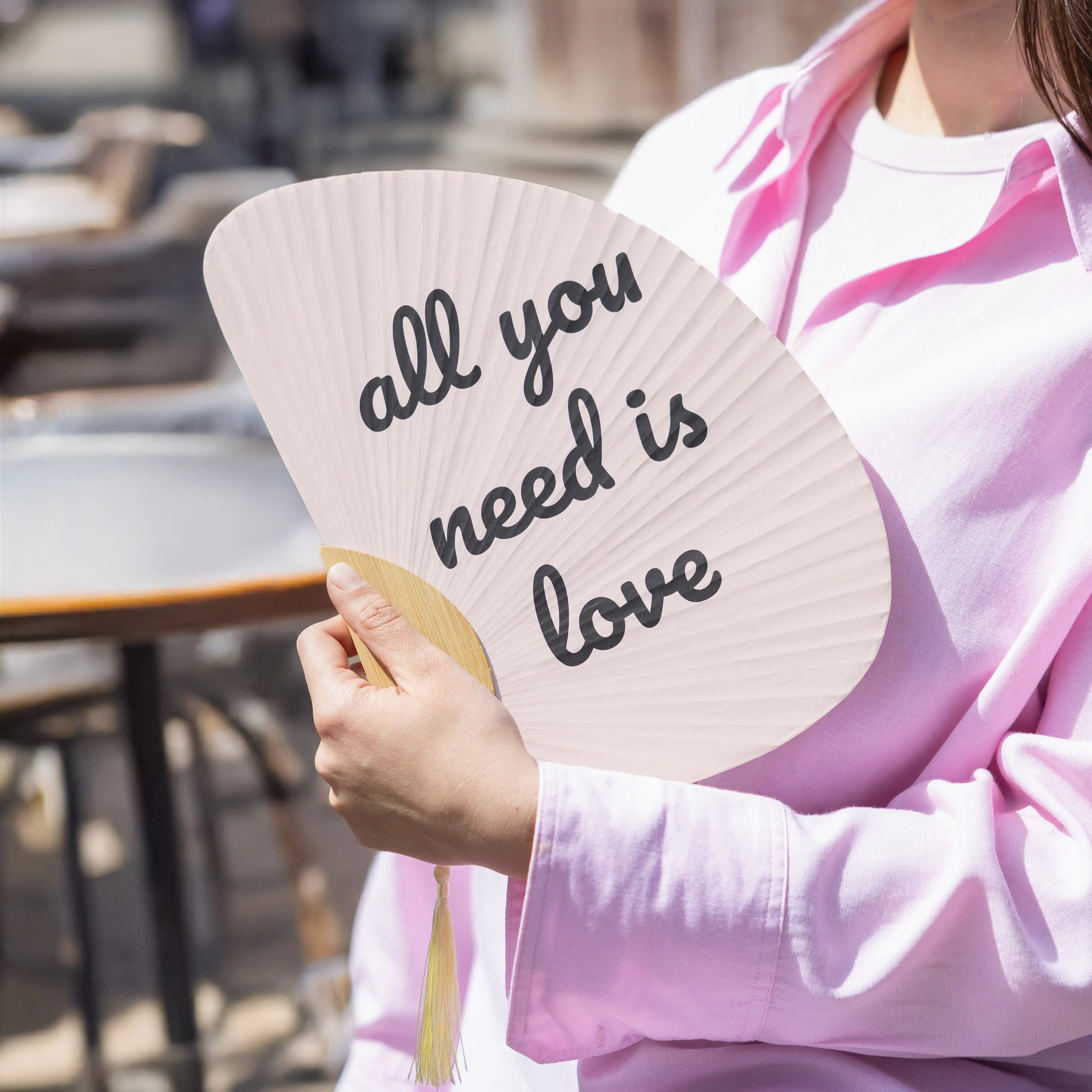 Abanico media luna “All you need is love”