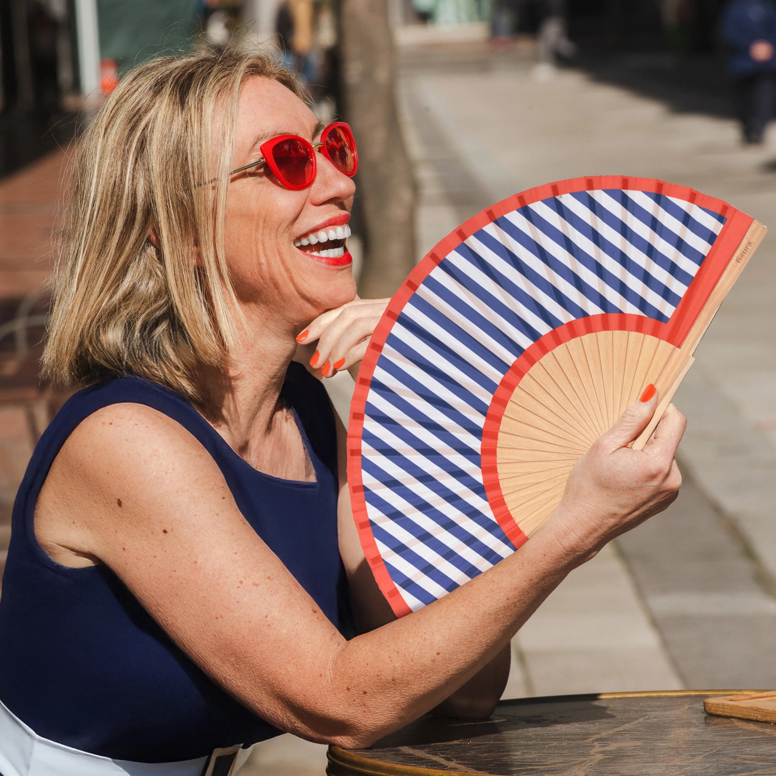 Abanico “Rayas” rojo y azul