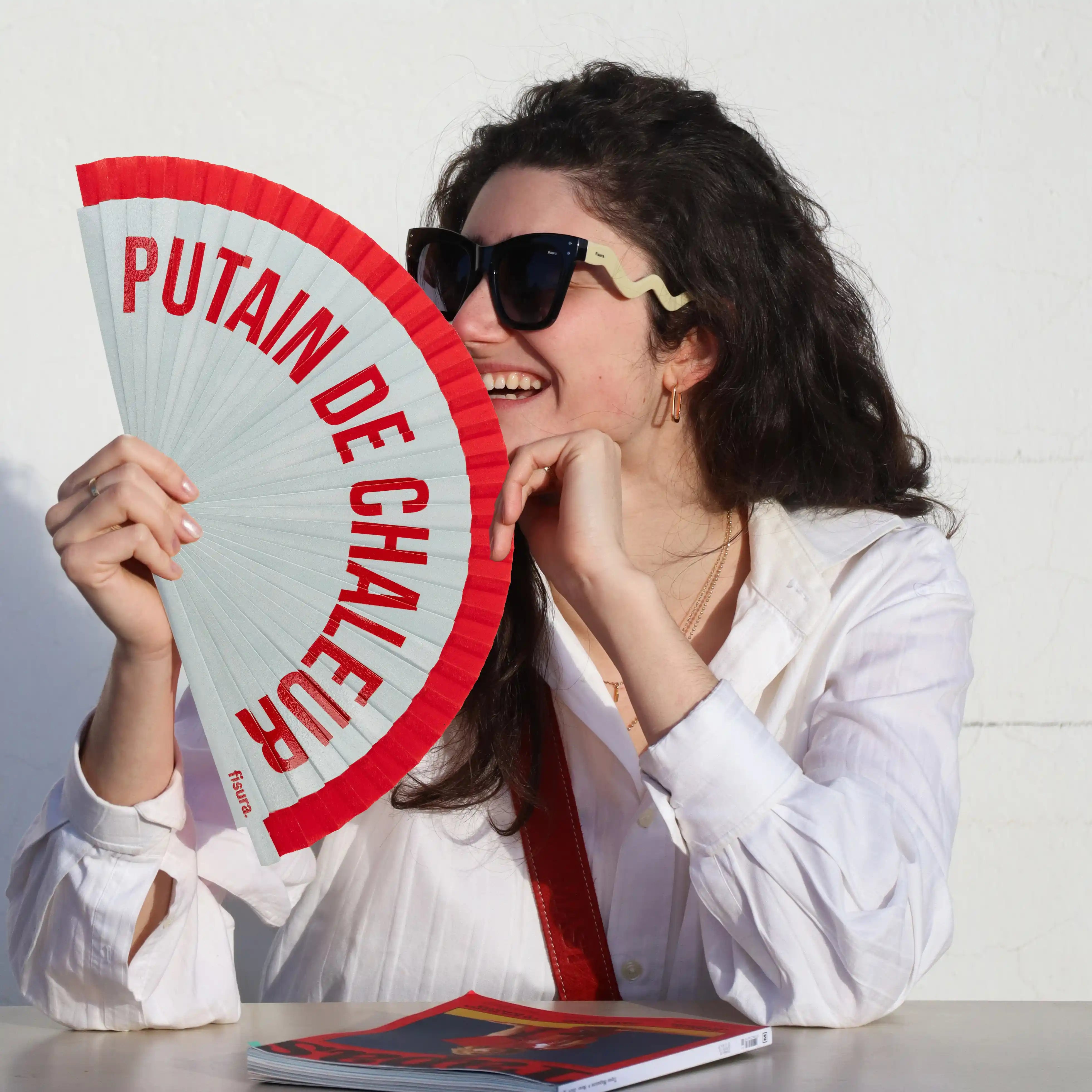 Abanico pintado "Putain de chaleur" rojo