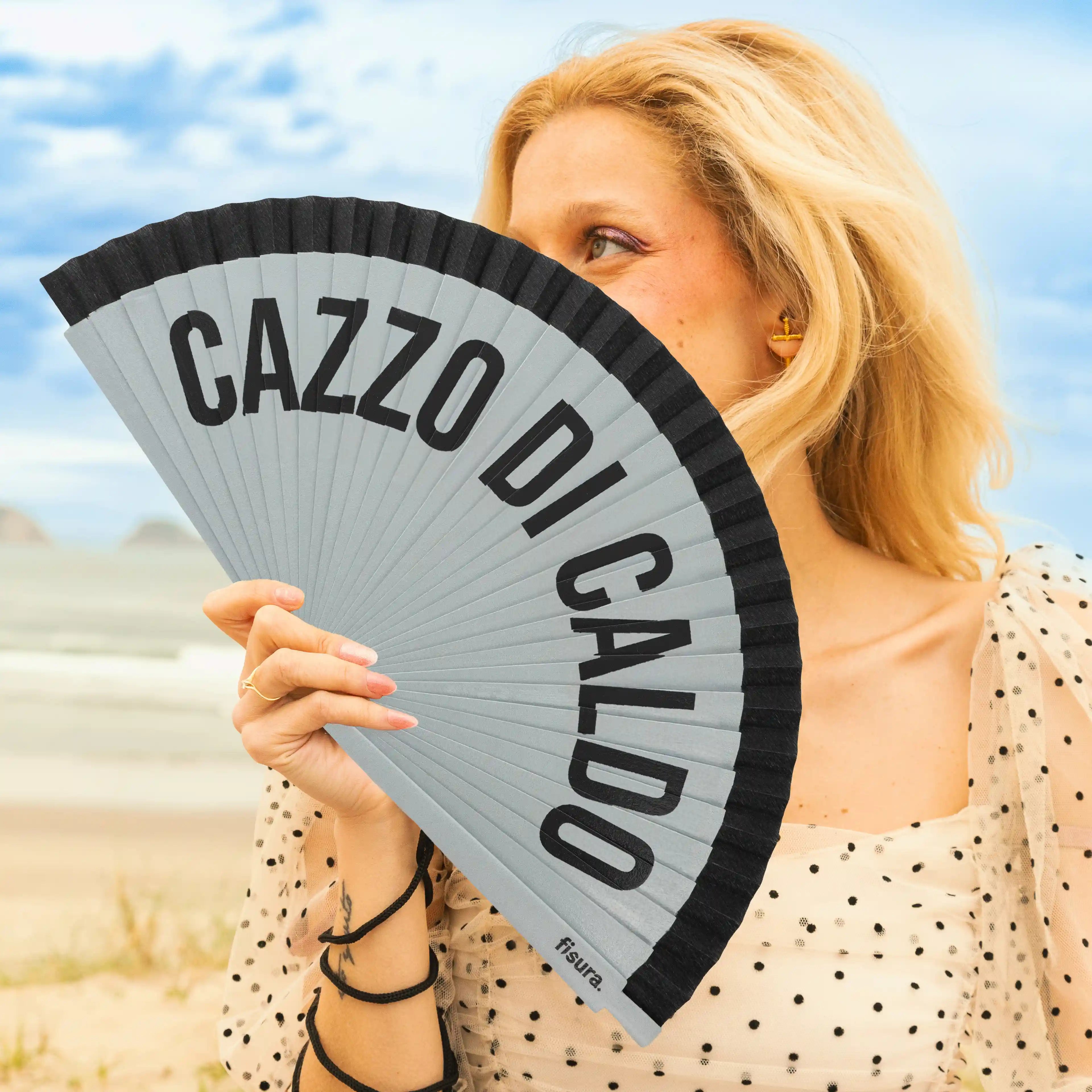Abanico pintado "Cazzo di caldo" gris y negro