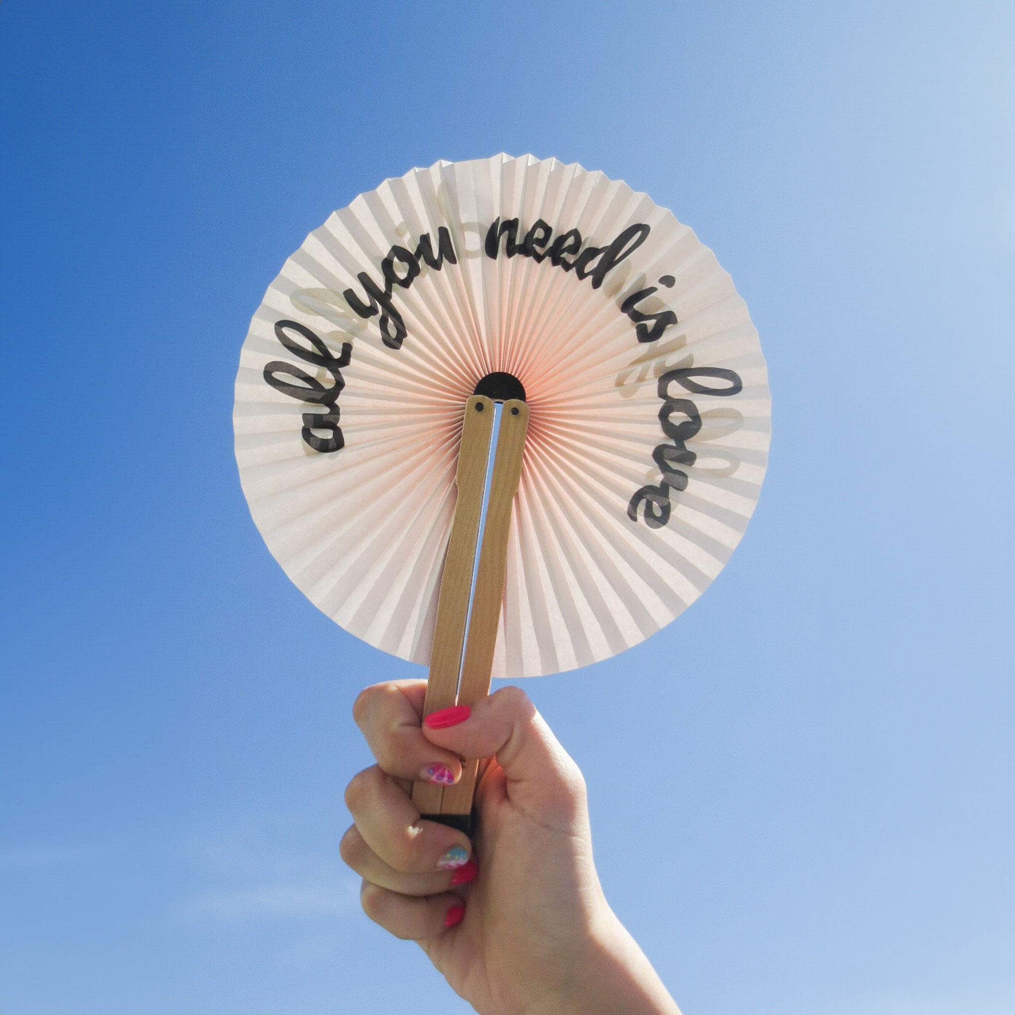 Abanico pai pai “all you need is love”