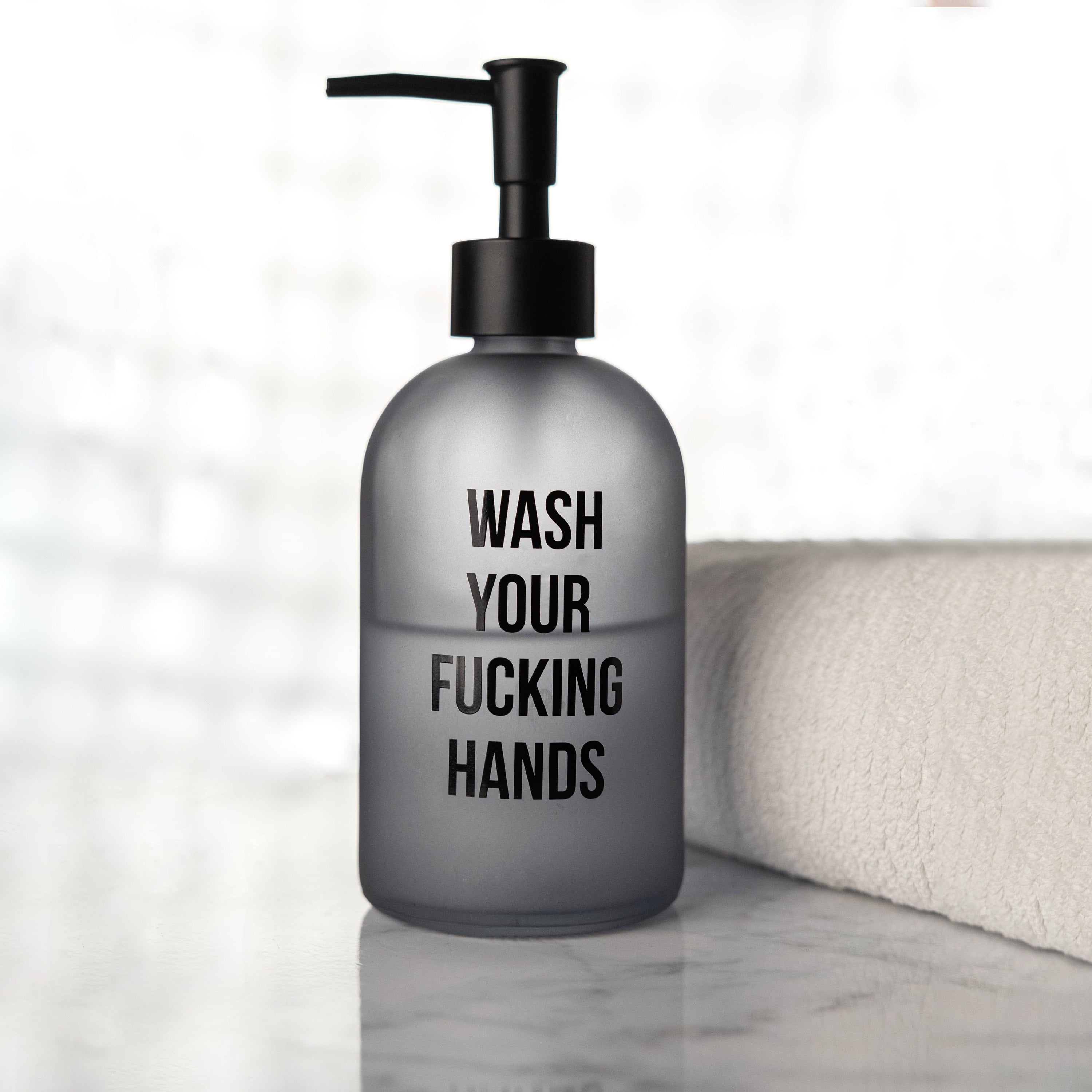 Dispensador de jabón “wash your fucking hands”