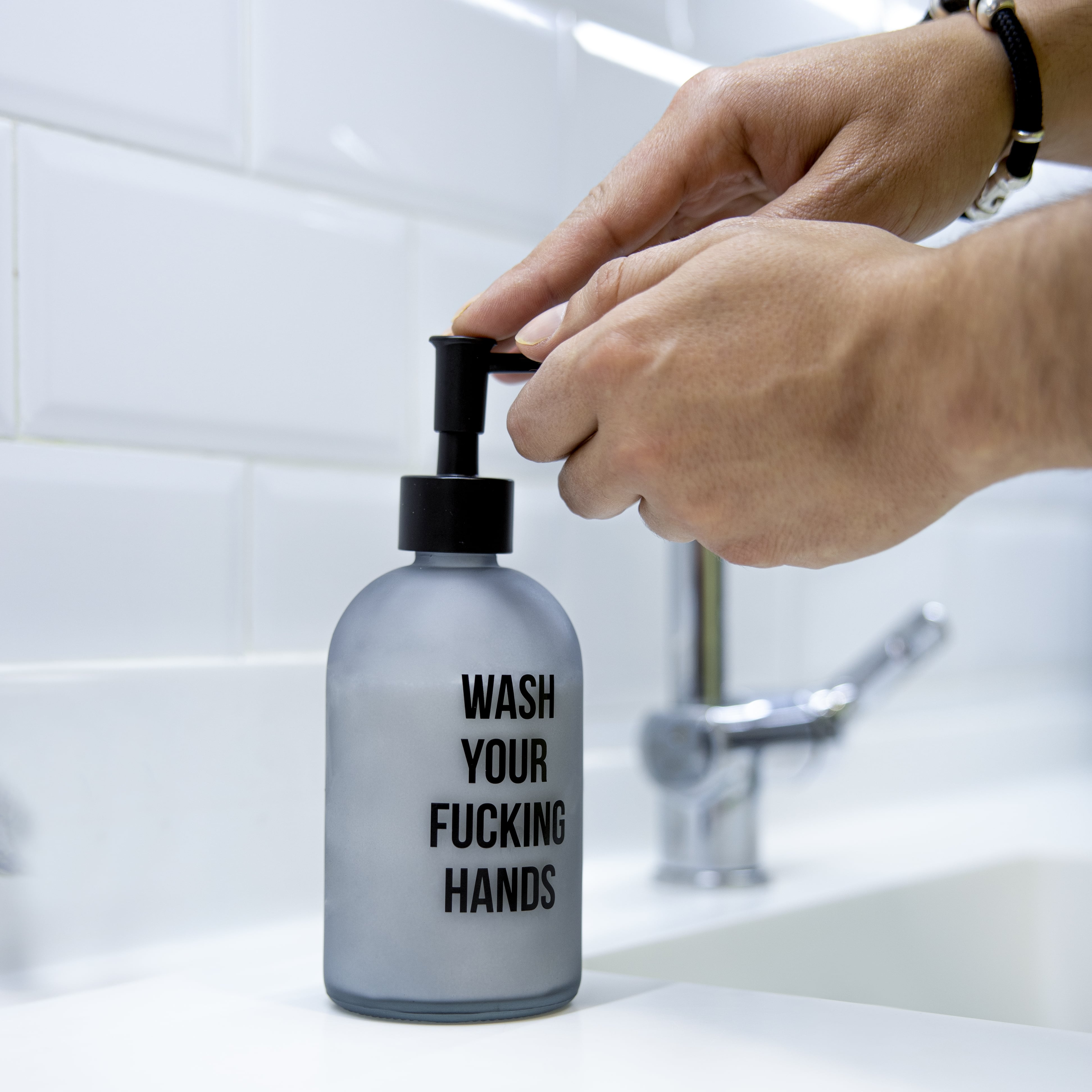 Dispensador de jabón “wash your fucking hands”