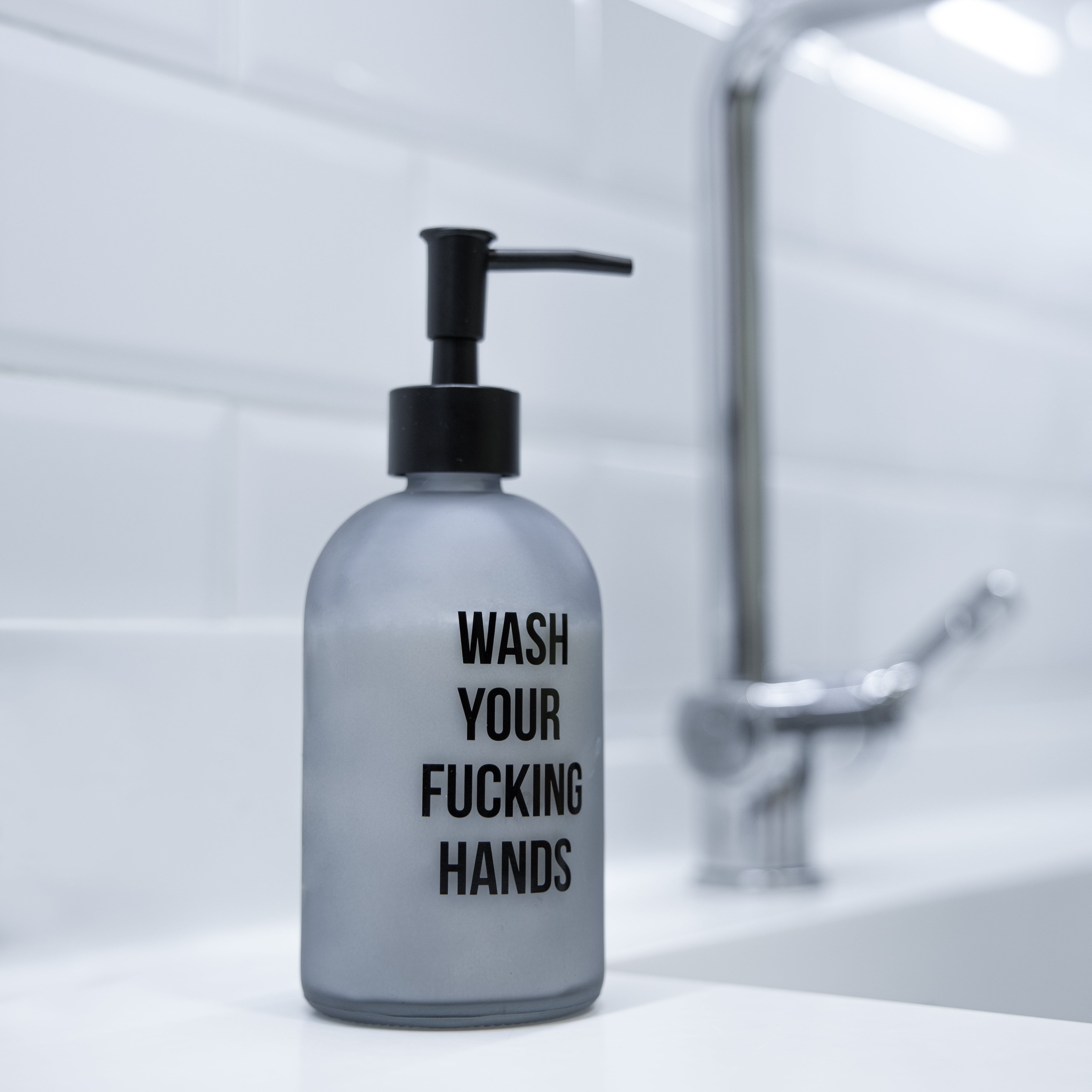 Dispensador de jabón “wash your fucking hands”