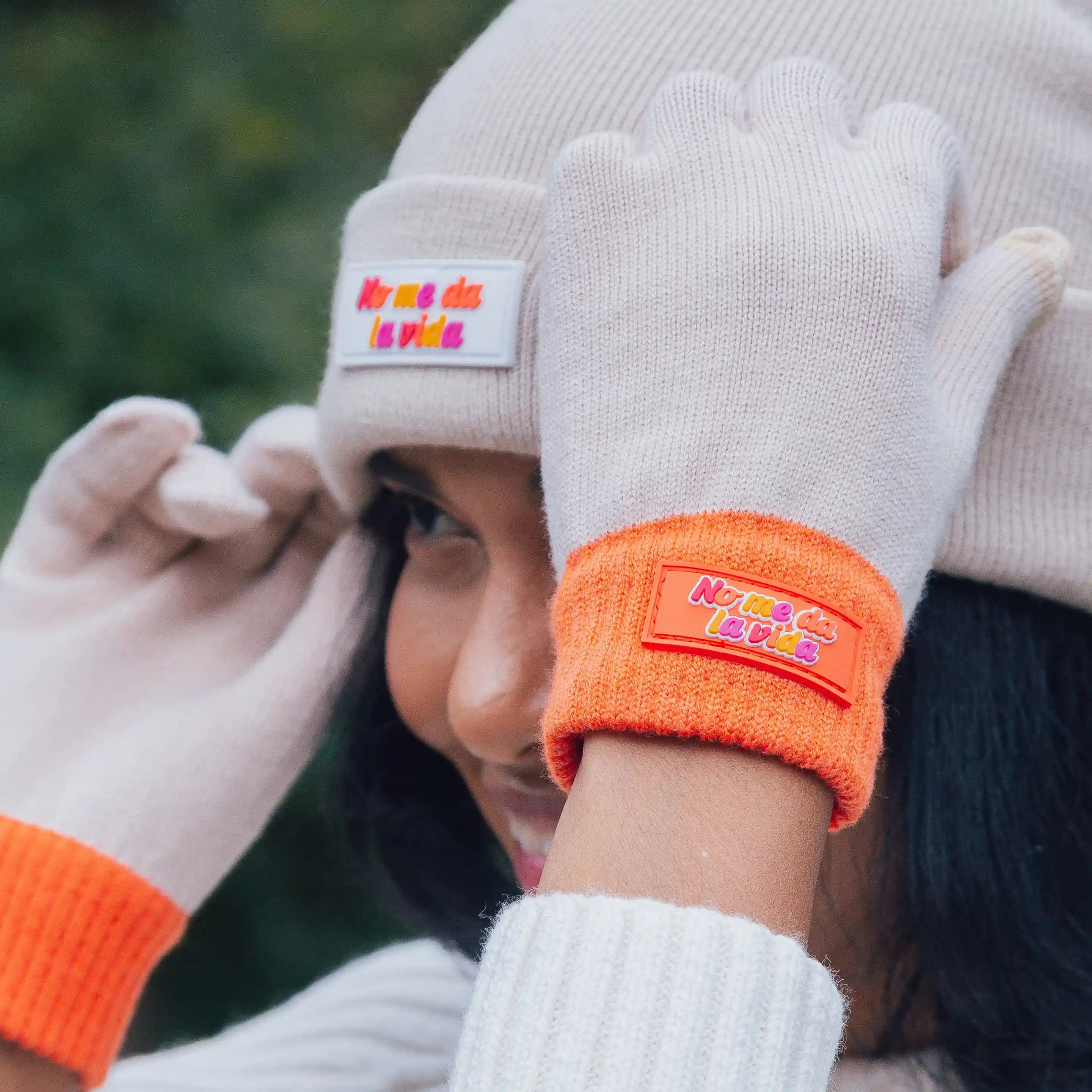 Guantes “No me da la vida” beige