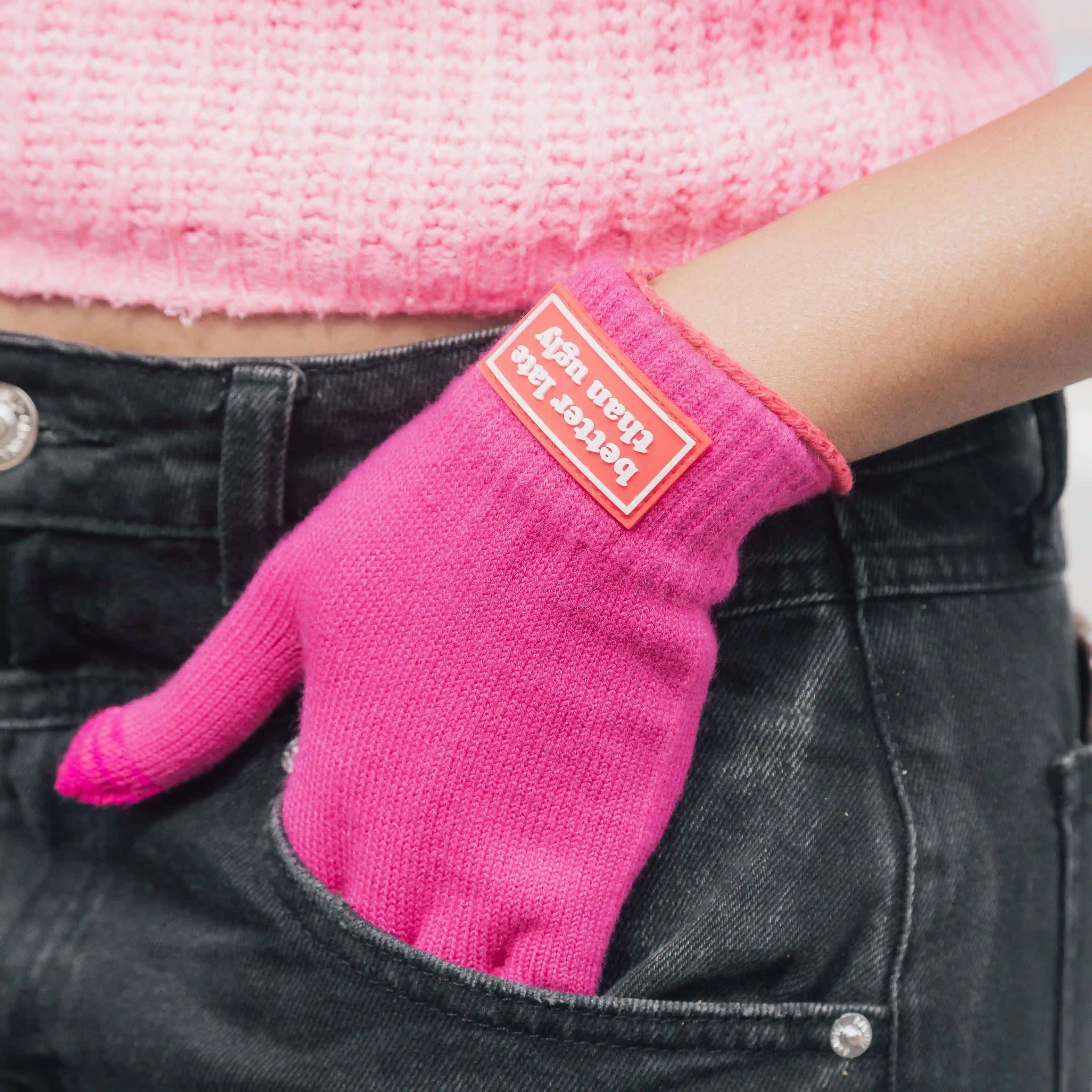 Guantes “Better late than ugly” rosa