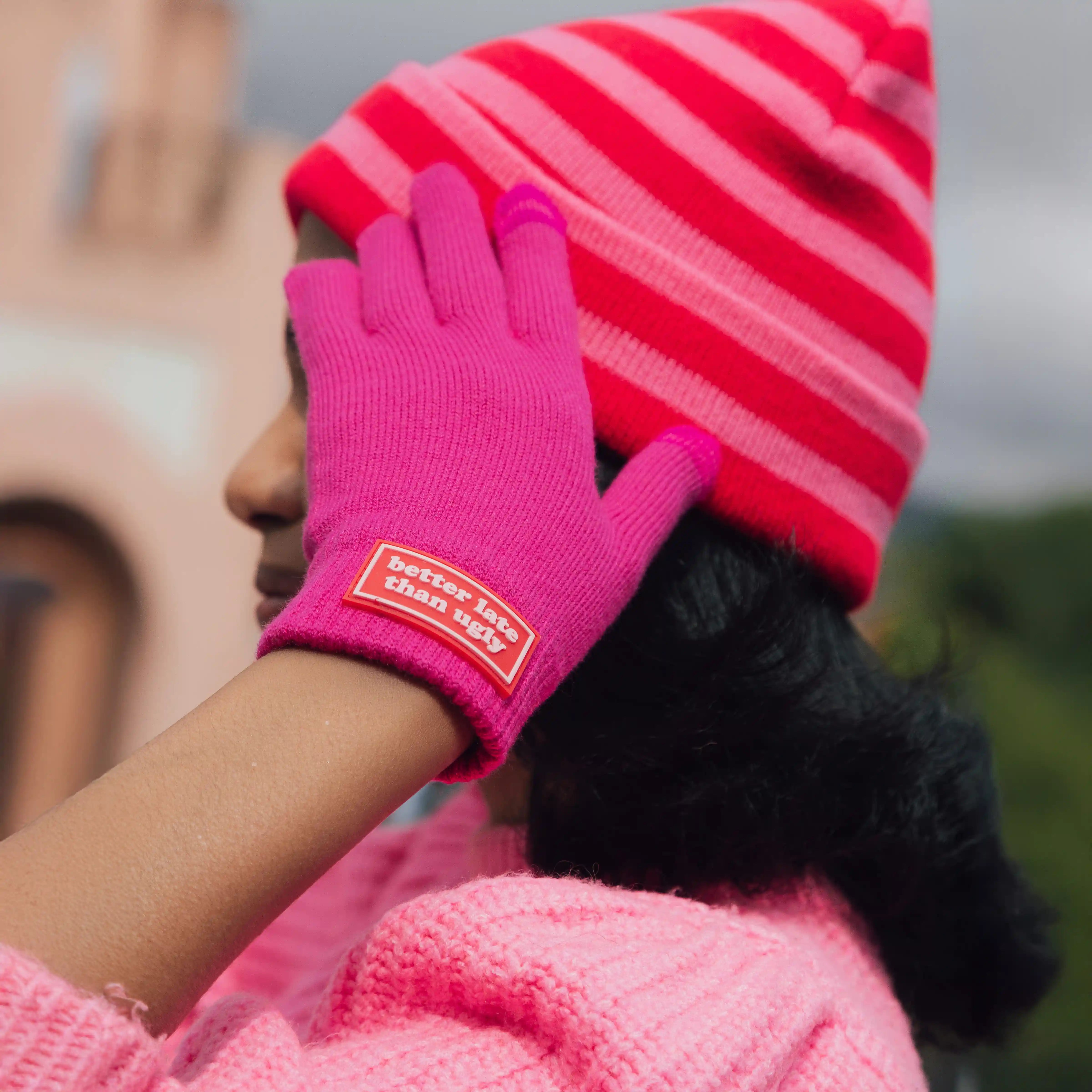 Guantes “Better late than ugly” rosa