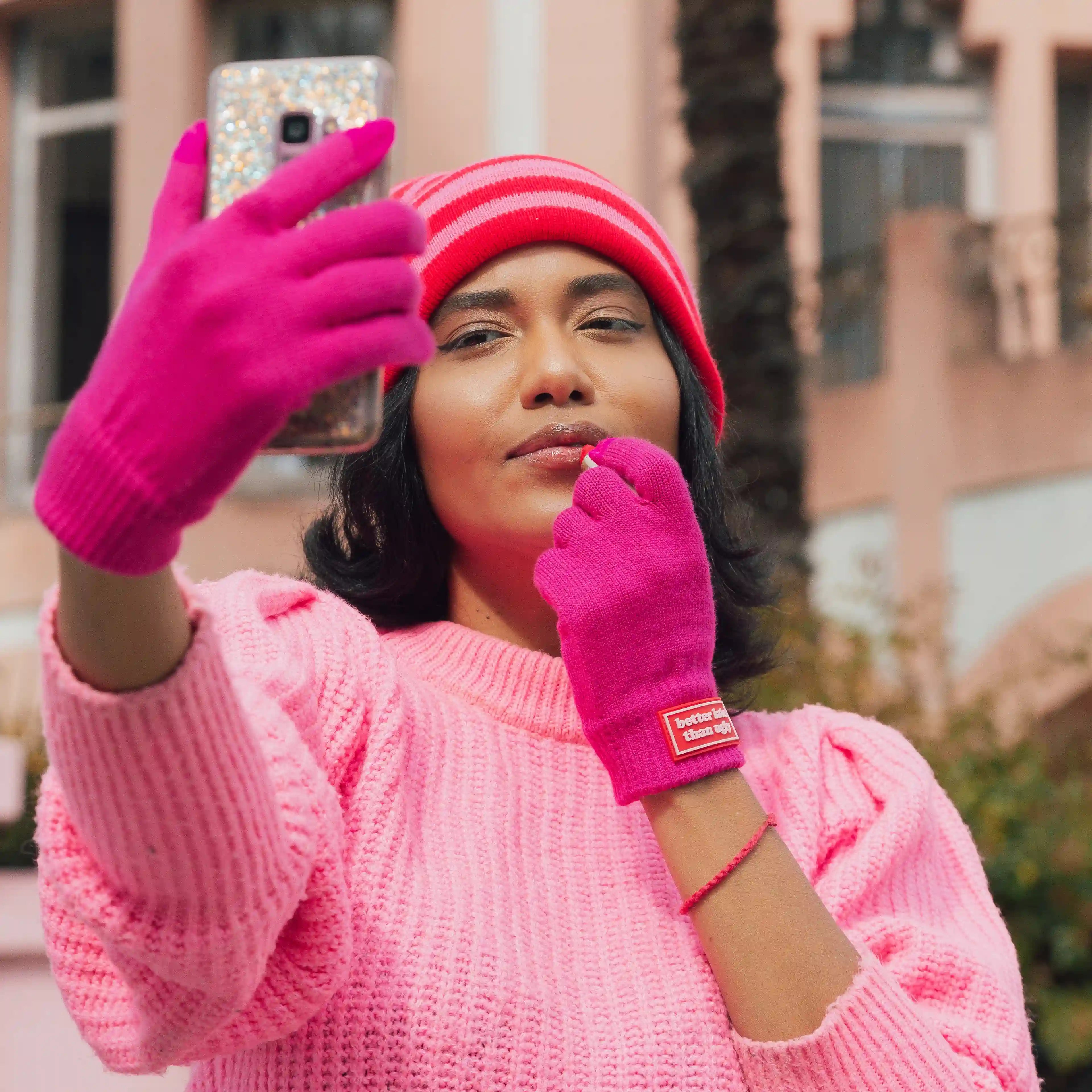 Guantes “Better late than ugly” rosa