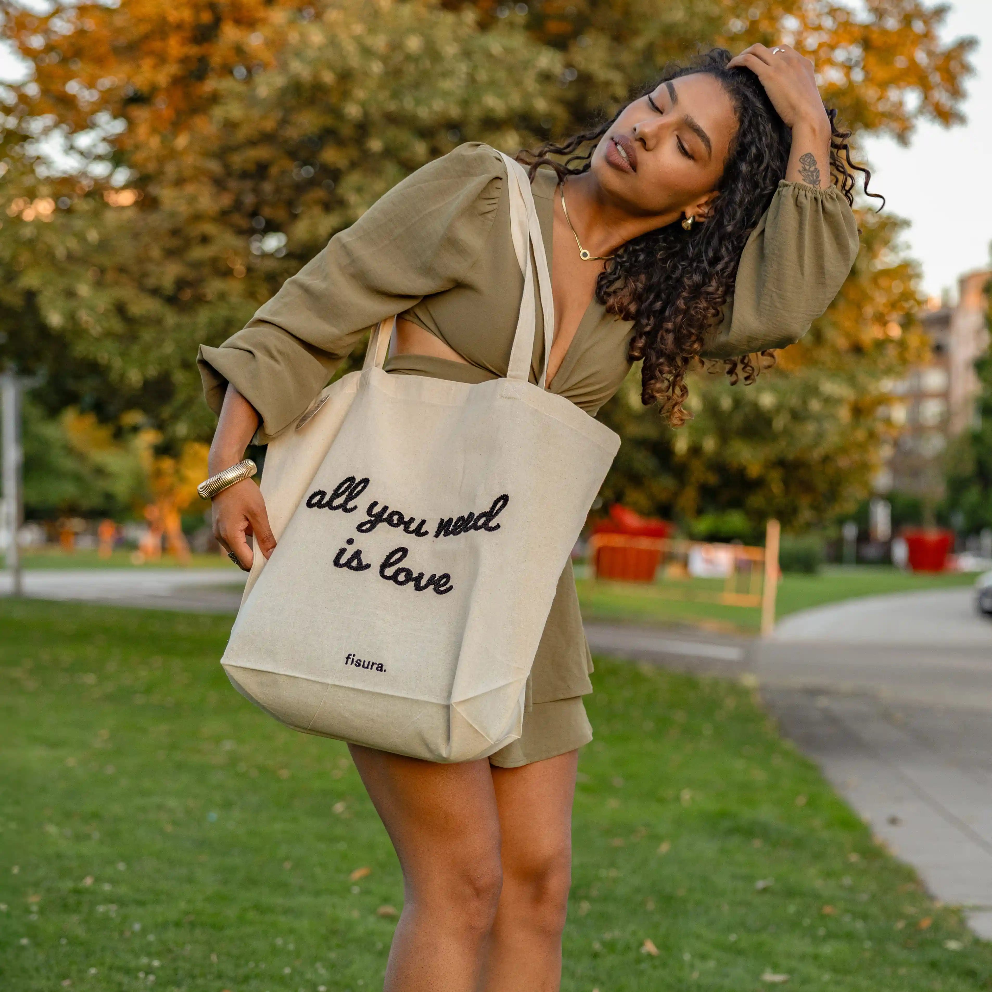 Tote bag borreguillo “All you need is love”