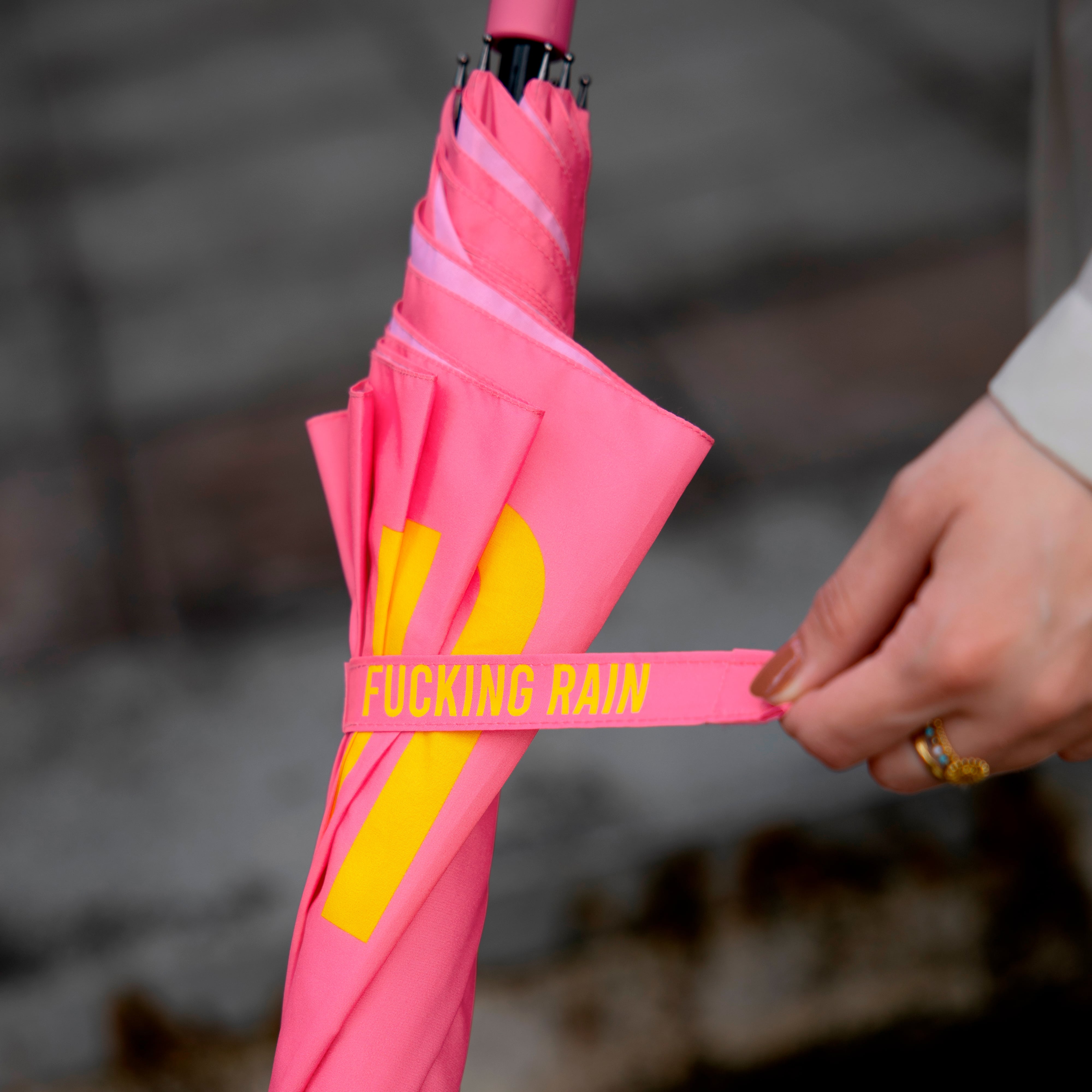 Paraguas "Fucking Rain" rosa