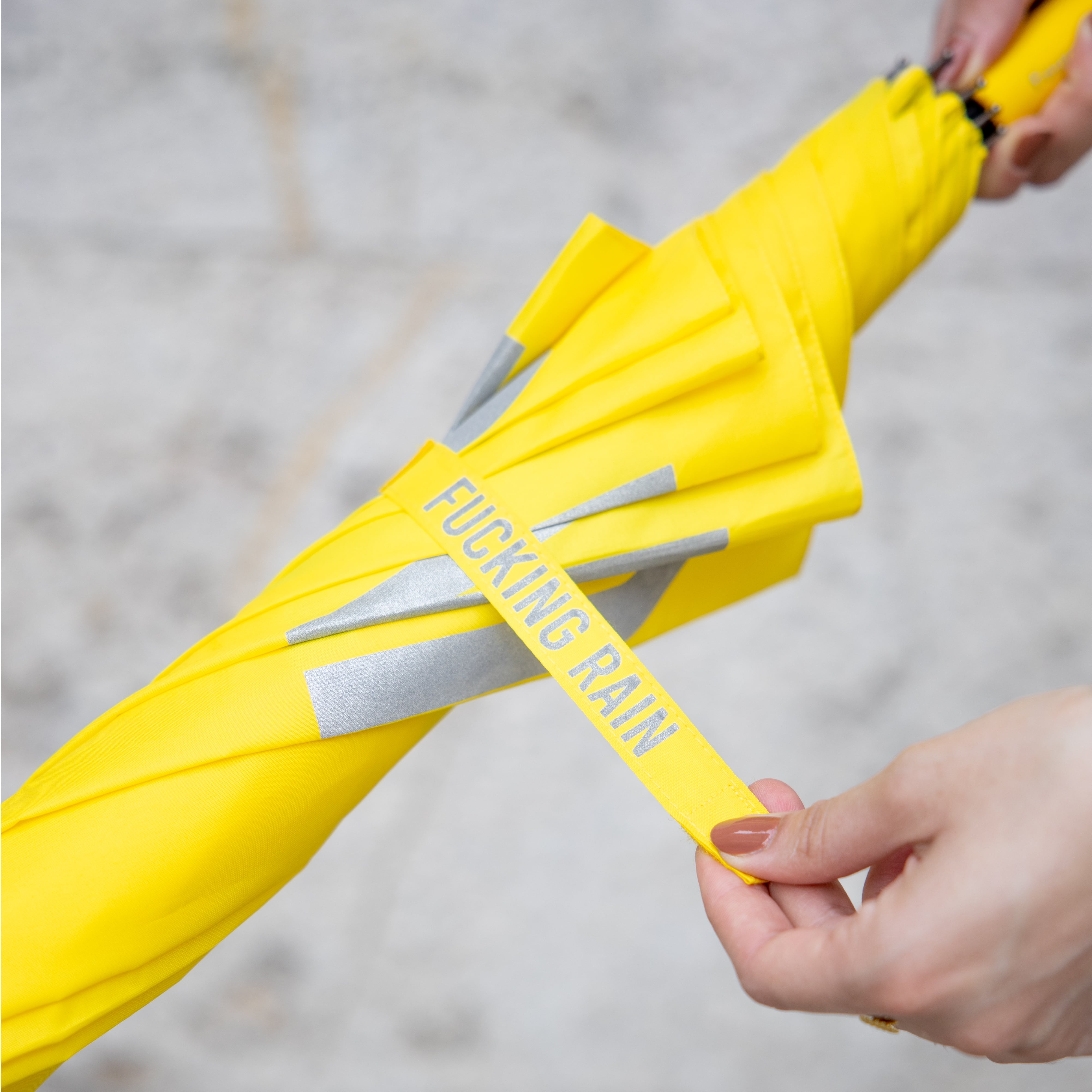 Paraguas "Fucking Rain" amarillo reflectante