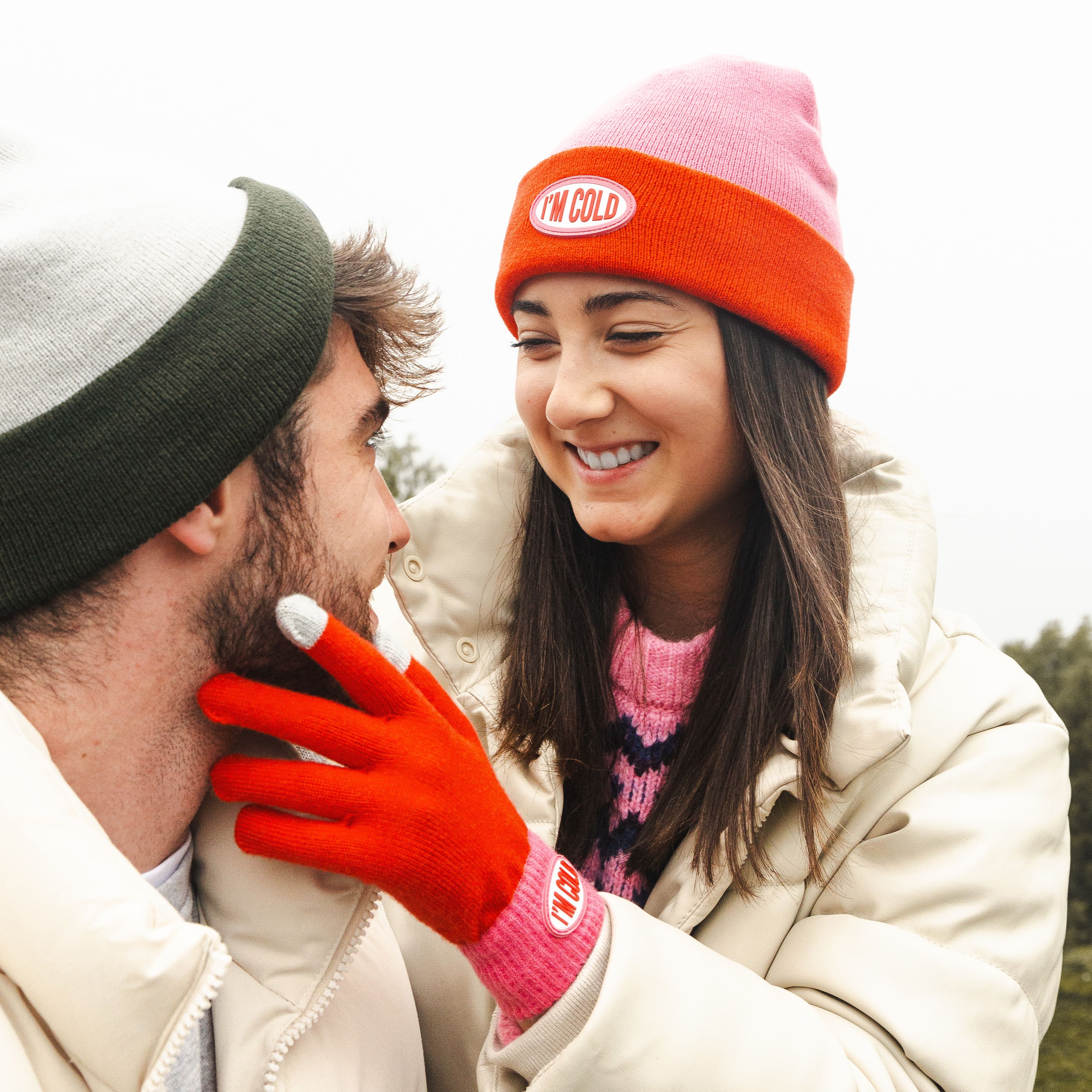 Pack de gorro y guantes “I’m cold” rosa y rojo
