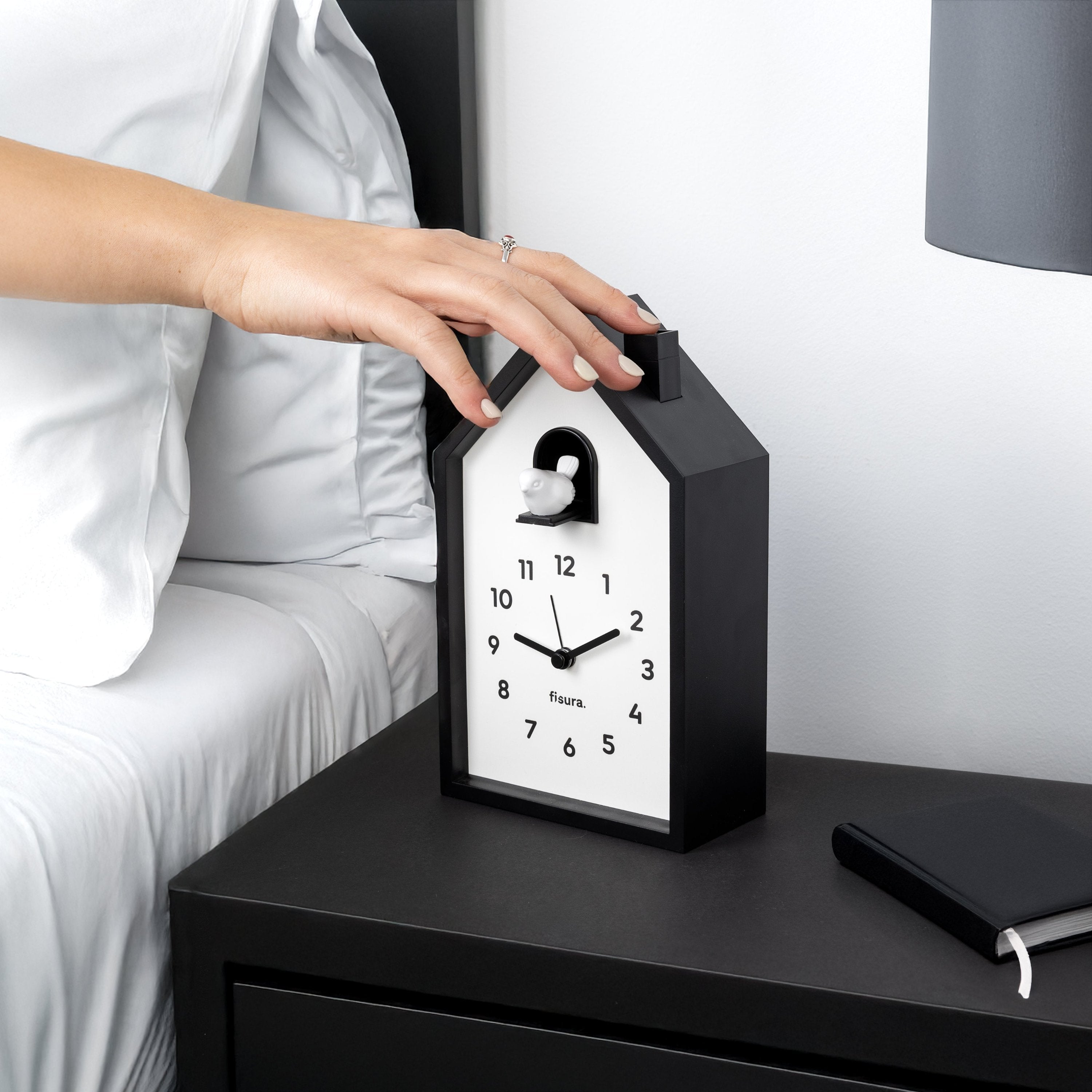 Reloj despertador cuco casita blanco y negro