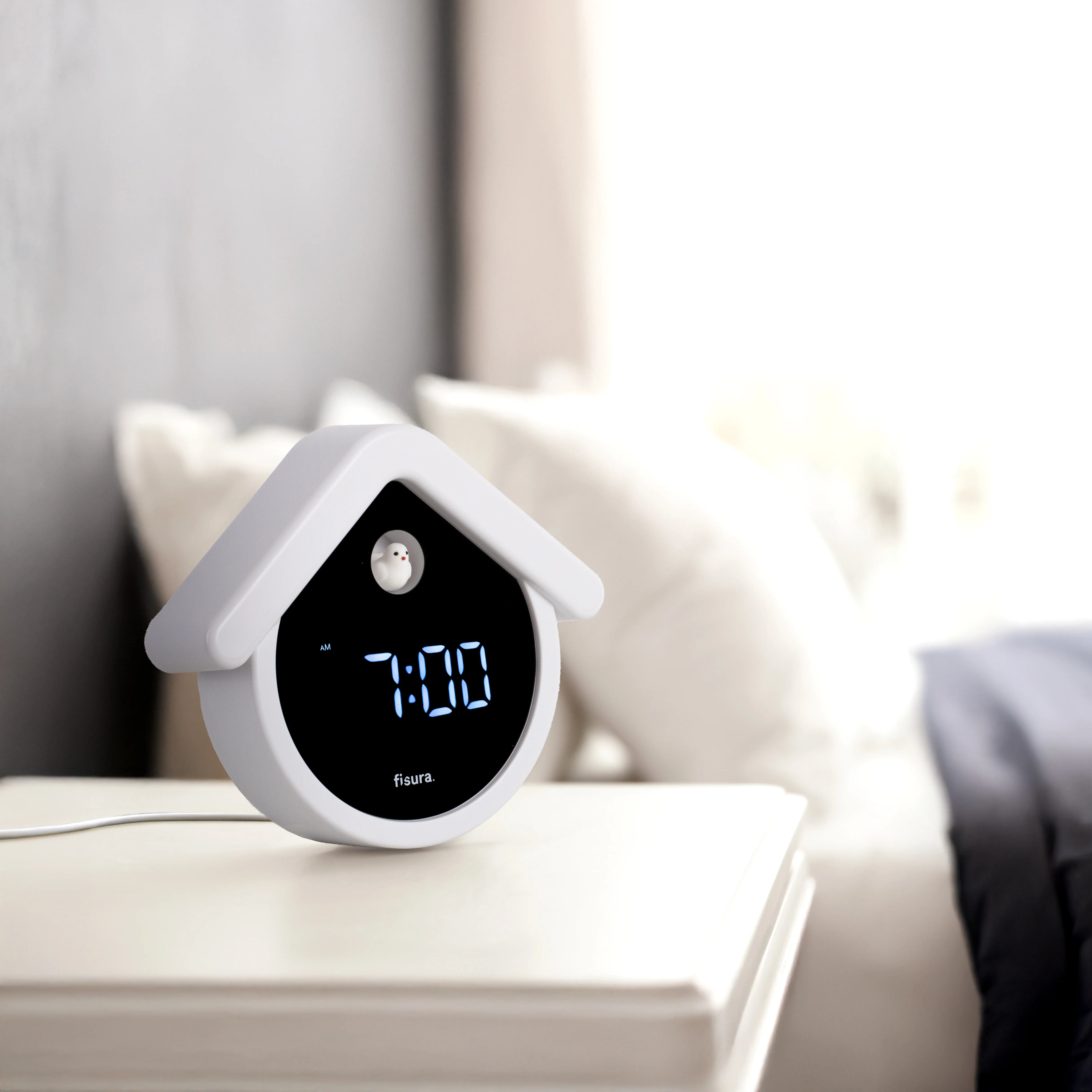 Reloj cuco digital blanco y negro