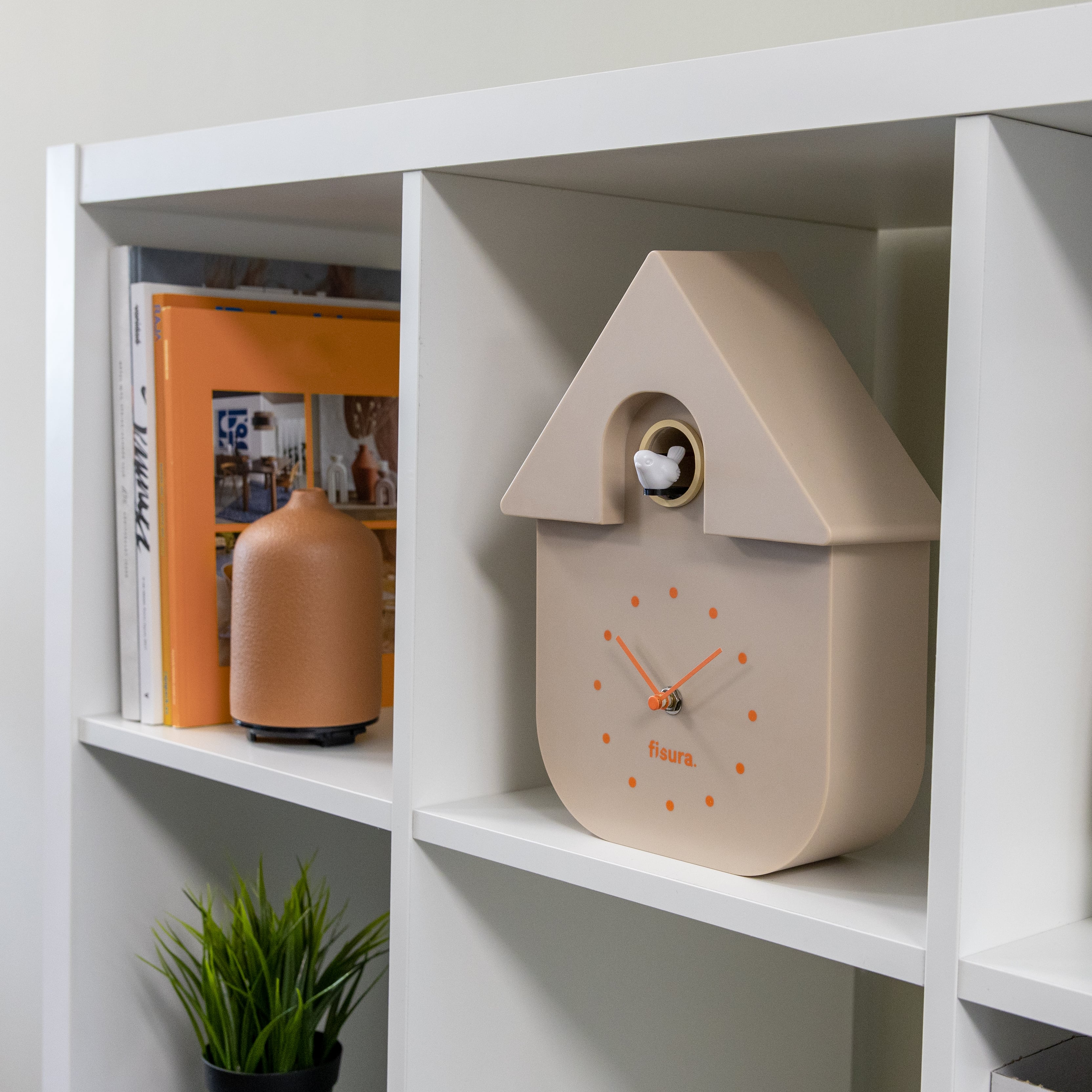 Reloj de cuco beige con dial naranja