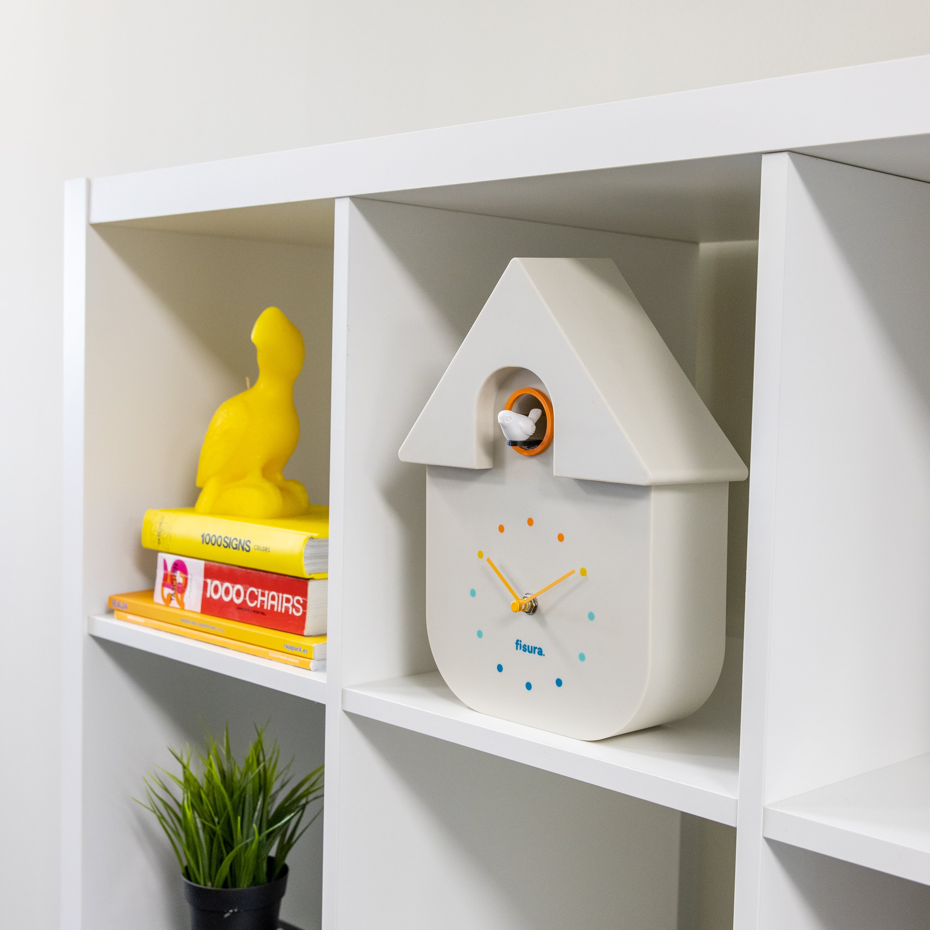 Reloj de cuco blanco con dial multicolor