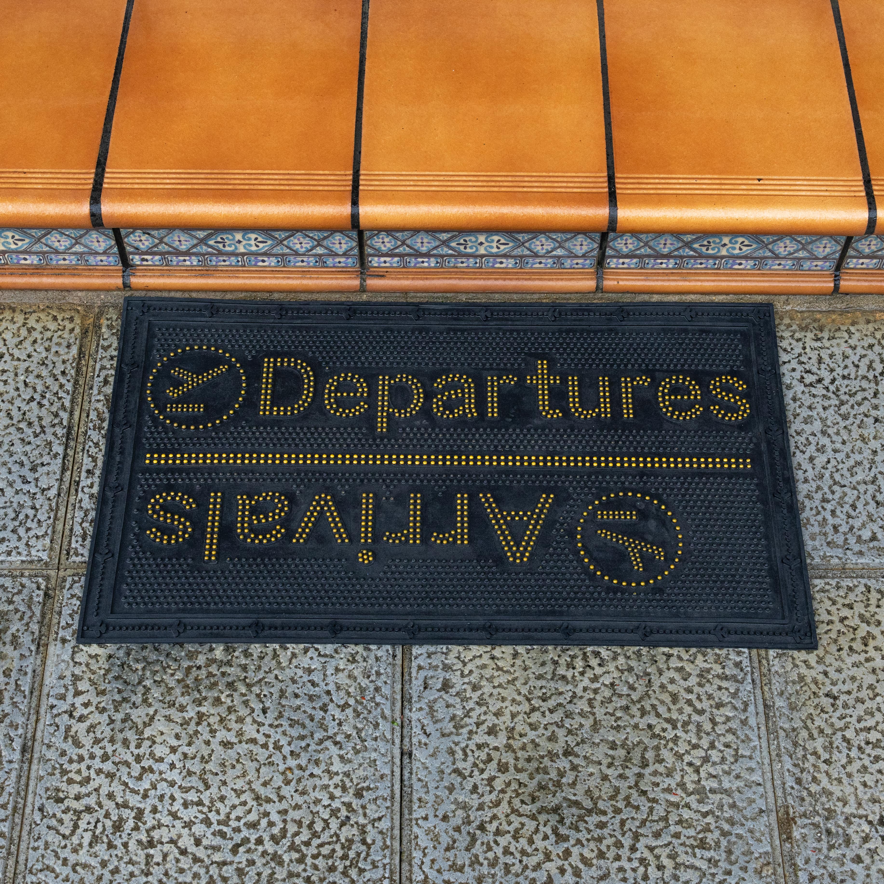 Felpudo de goma “Arrivals/Departures”