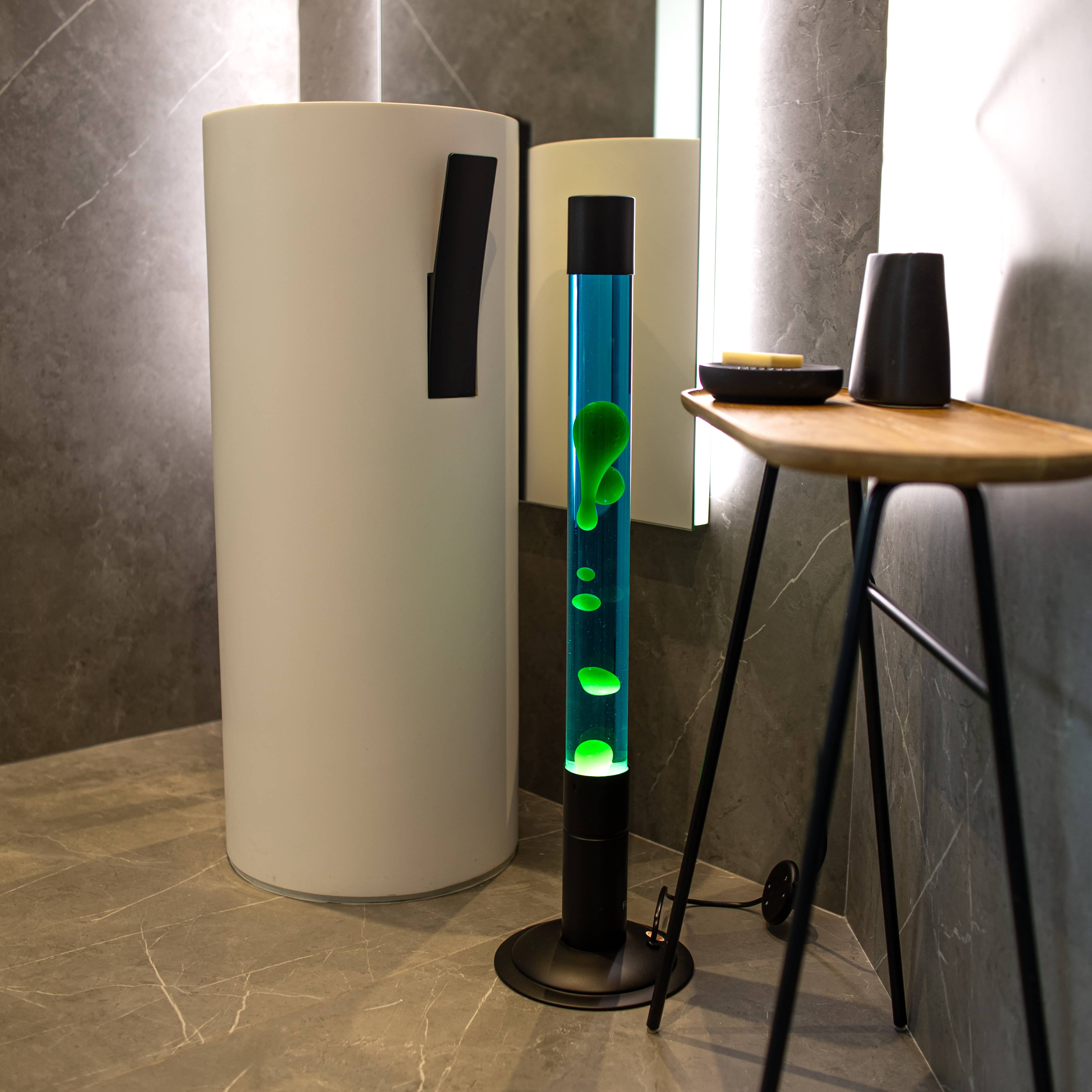 Lámpara de lava grande verde con base negra y líquido azul
