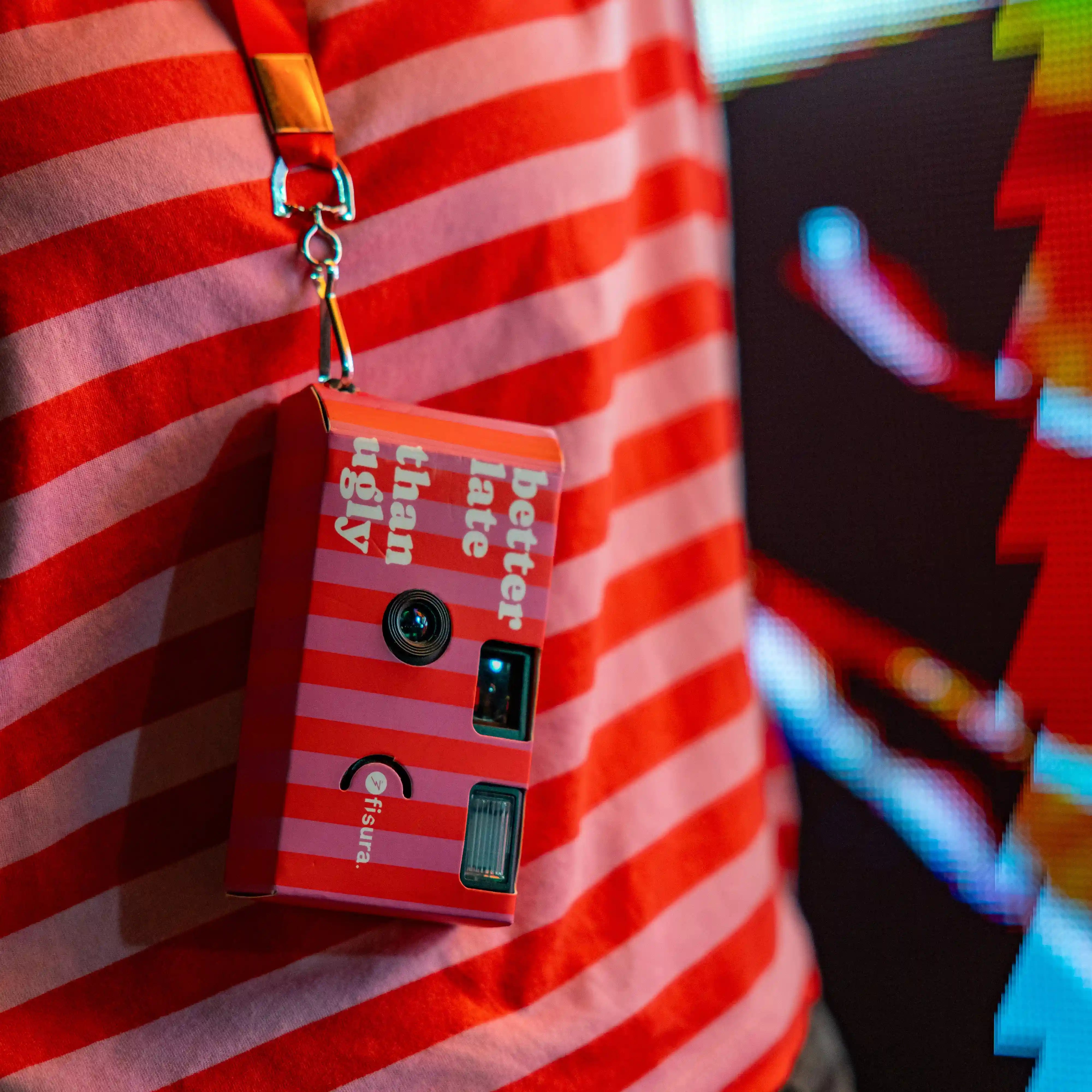 Cámara desechable “Better late than ugly”