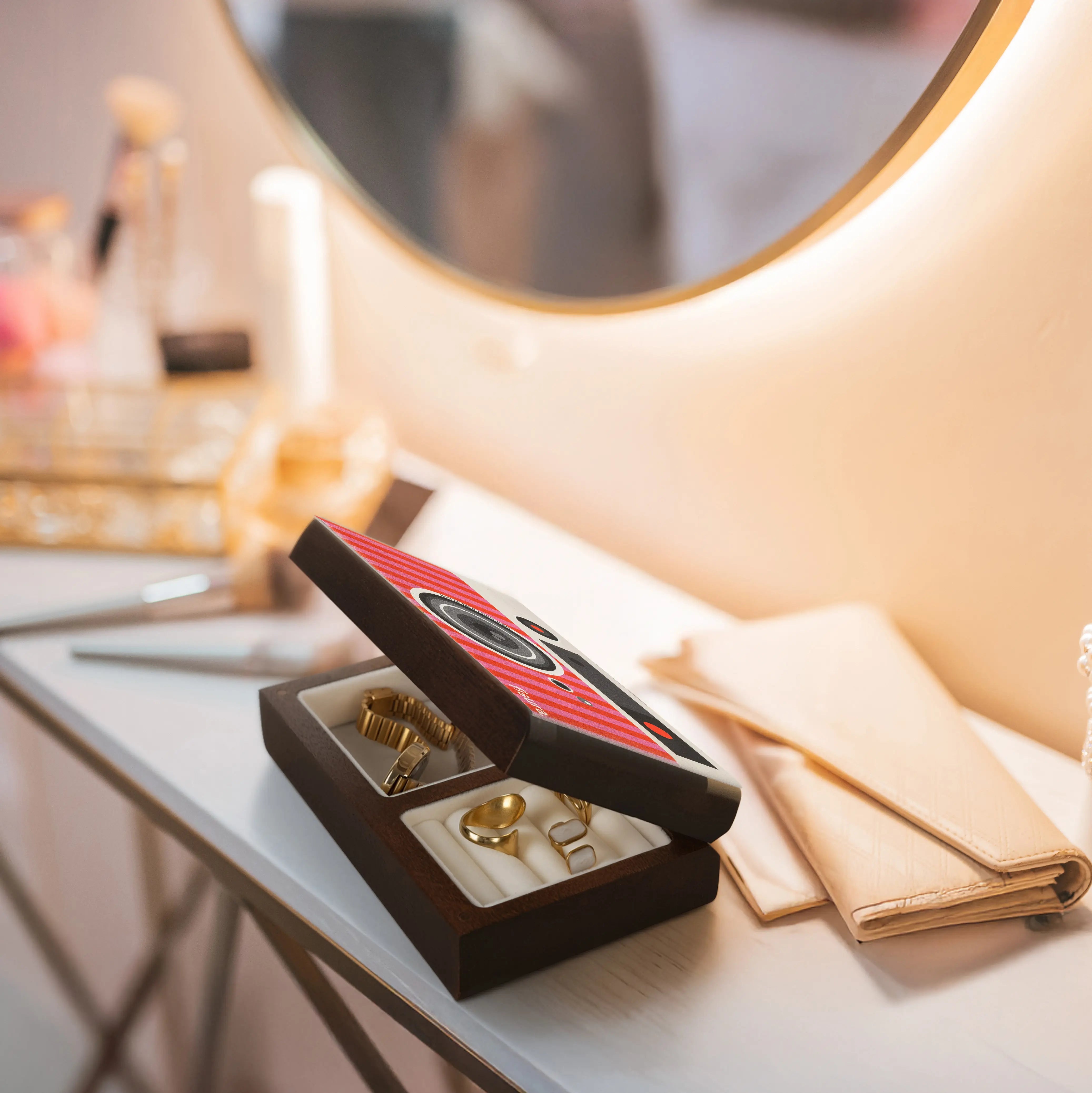 Joyero cámara retro “Better late than ugly”