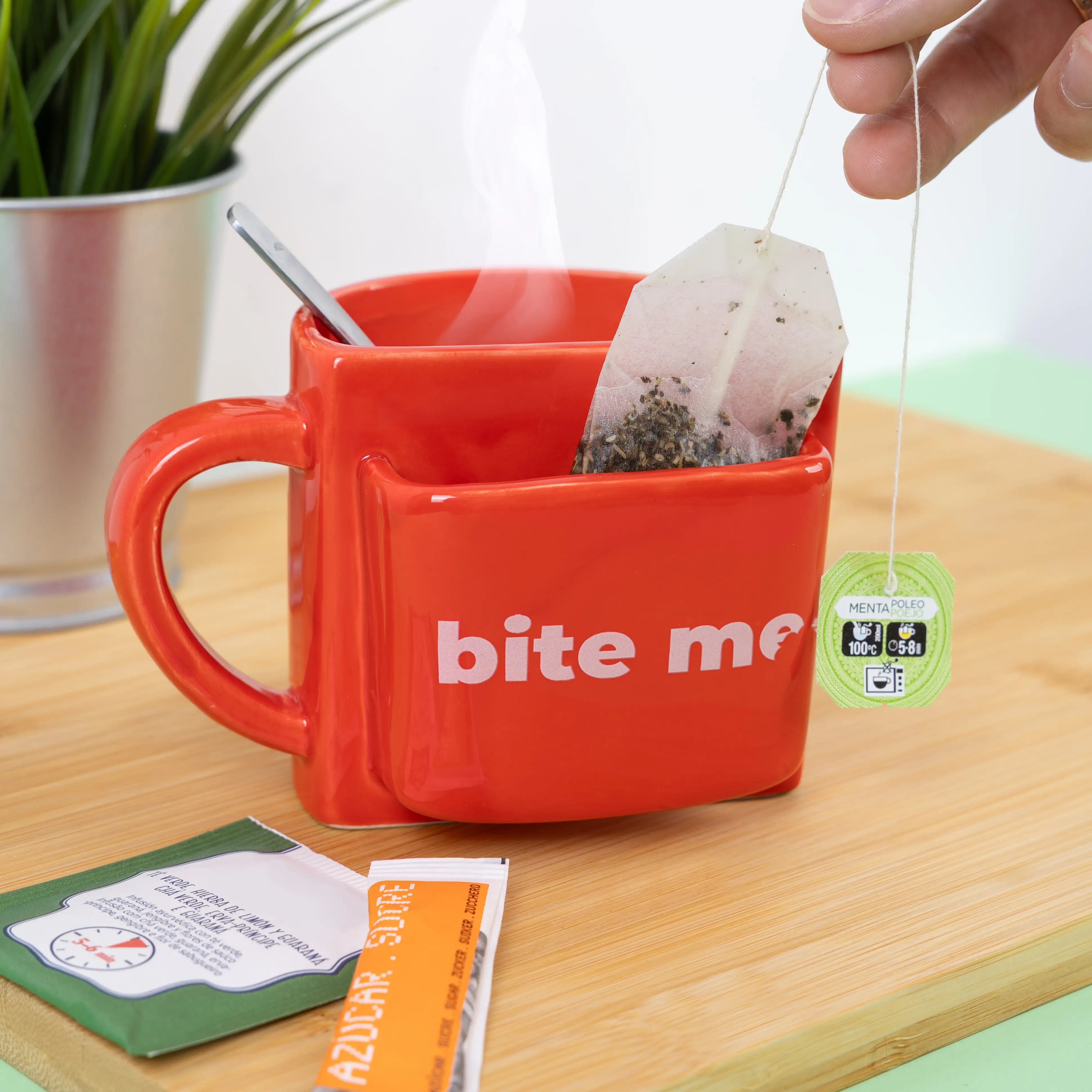 Taza bolsillo "Bite me"