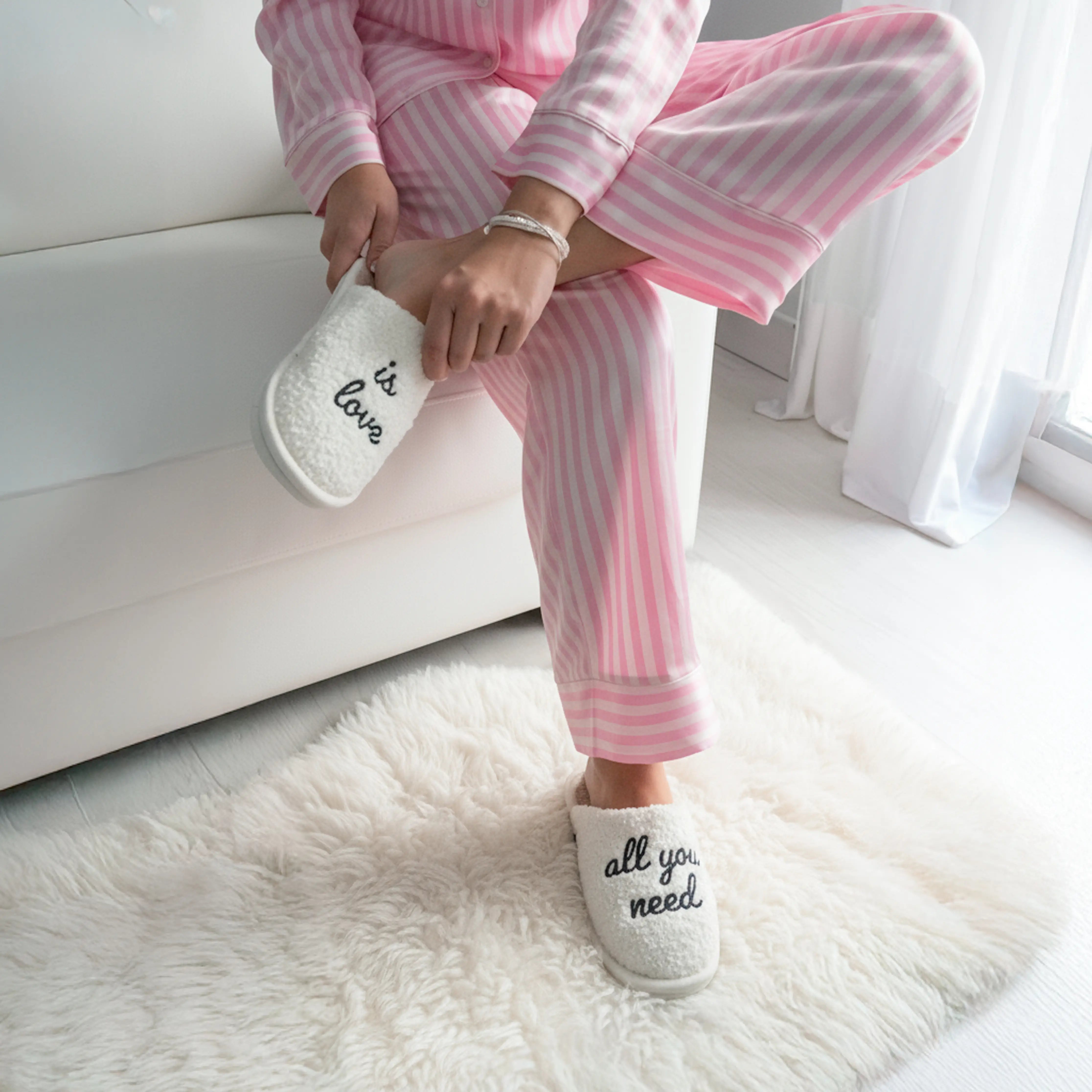 Zapatillas “All you need is love” beige