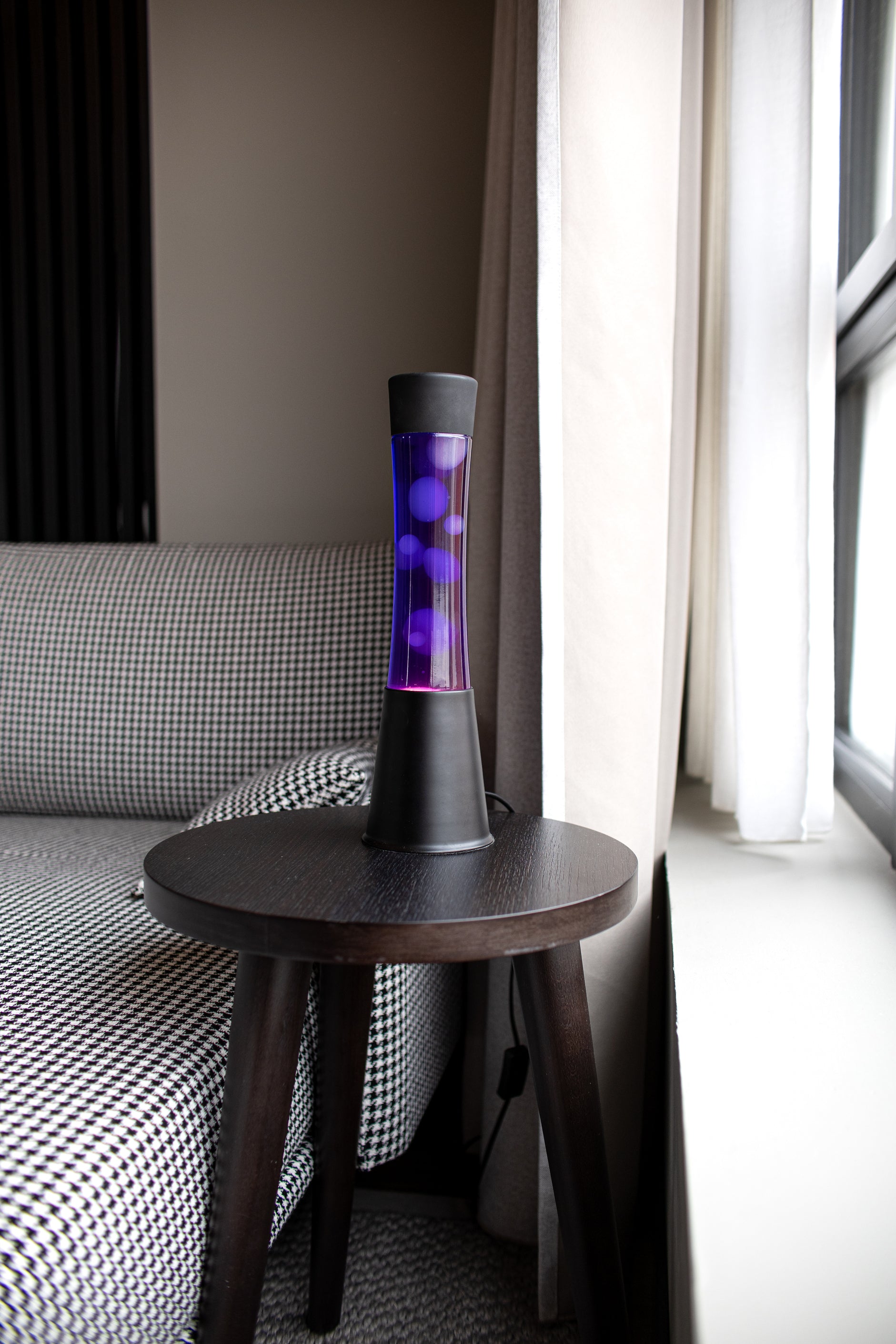 Lámpara de lava blanca de 40 cm con base negra y líquido morado