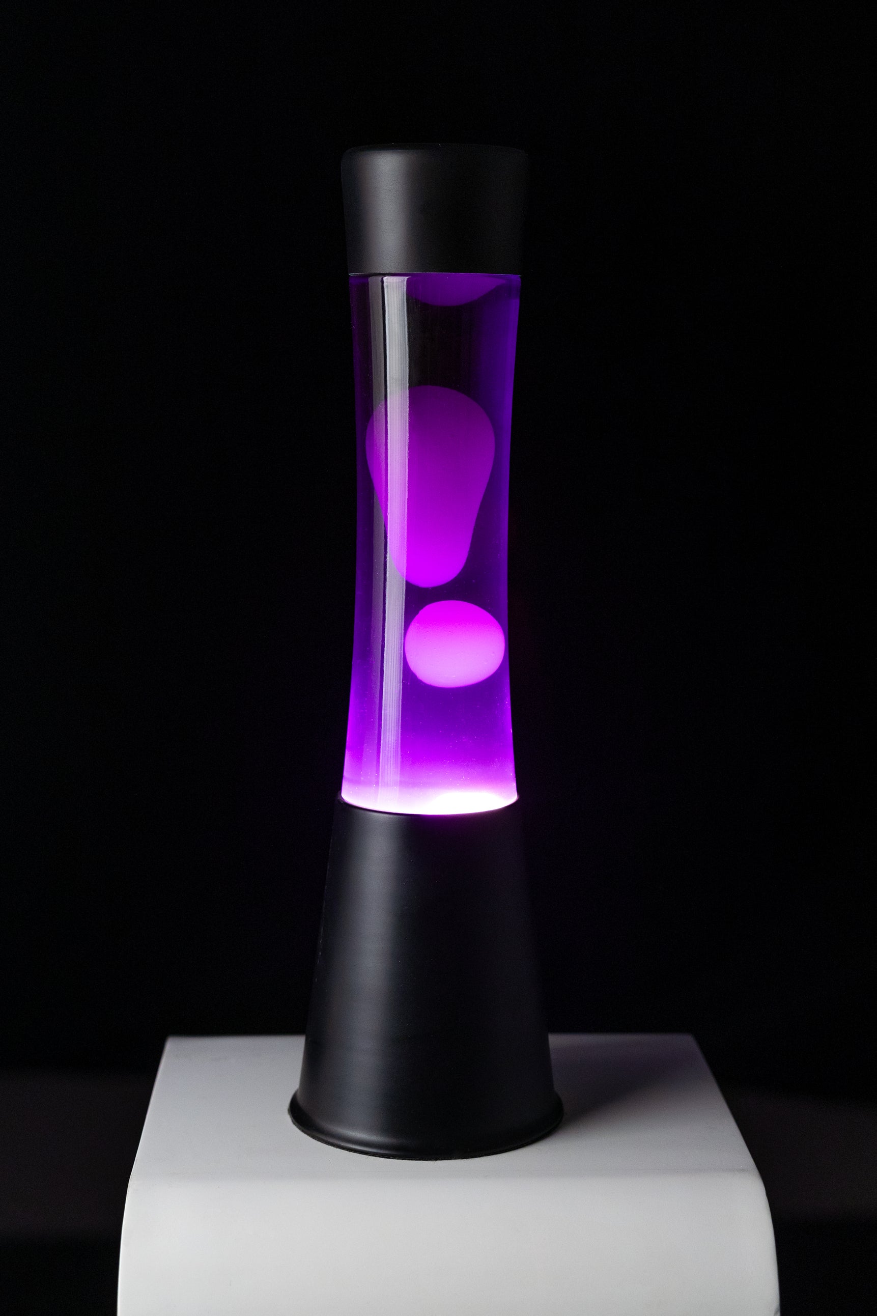 Lámpara de lava blanca de 40 cm con base negra y líquido morado