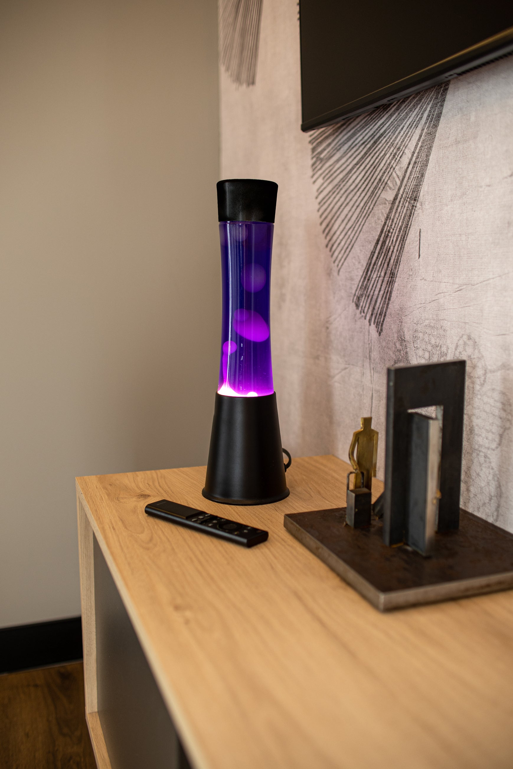 Lámpara de lava blanca de 40 cm con base negra y líquido morado