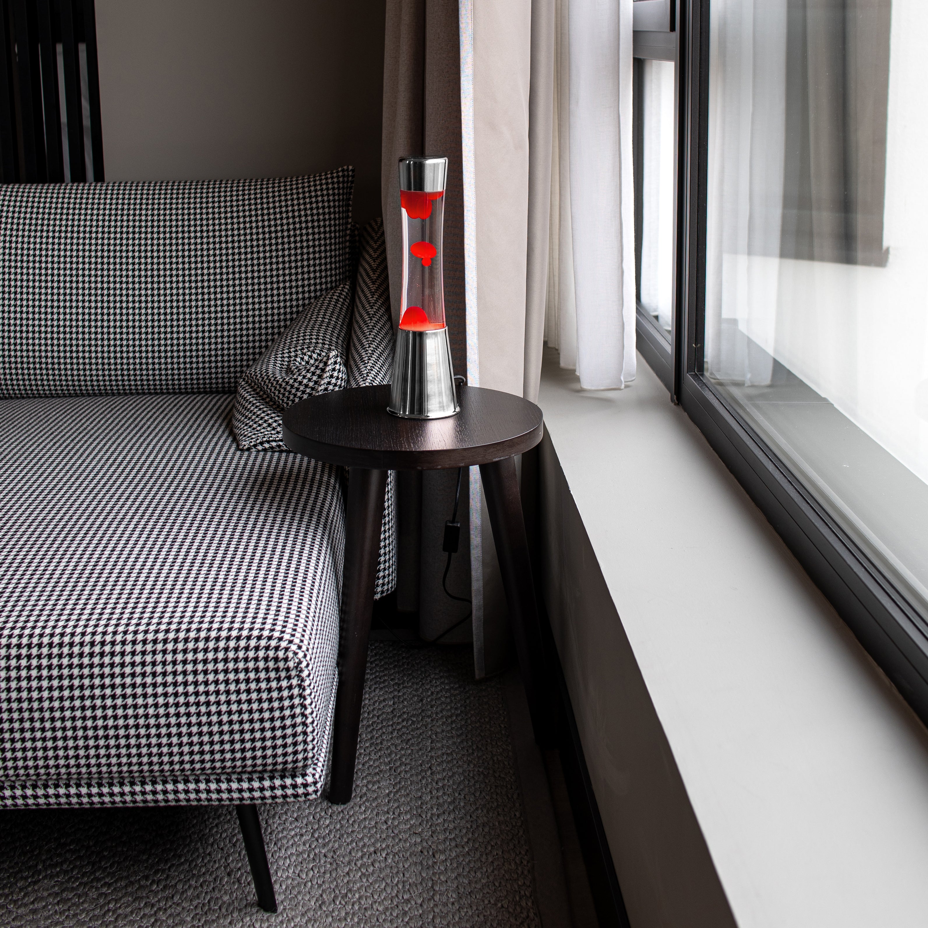 Lámpara de Lava con base cromo, líquido transparente y lava roja