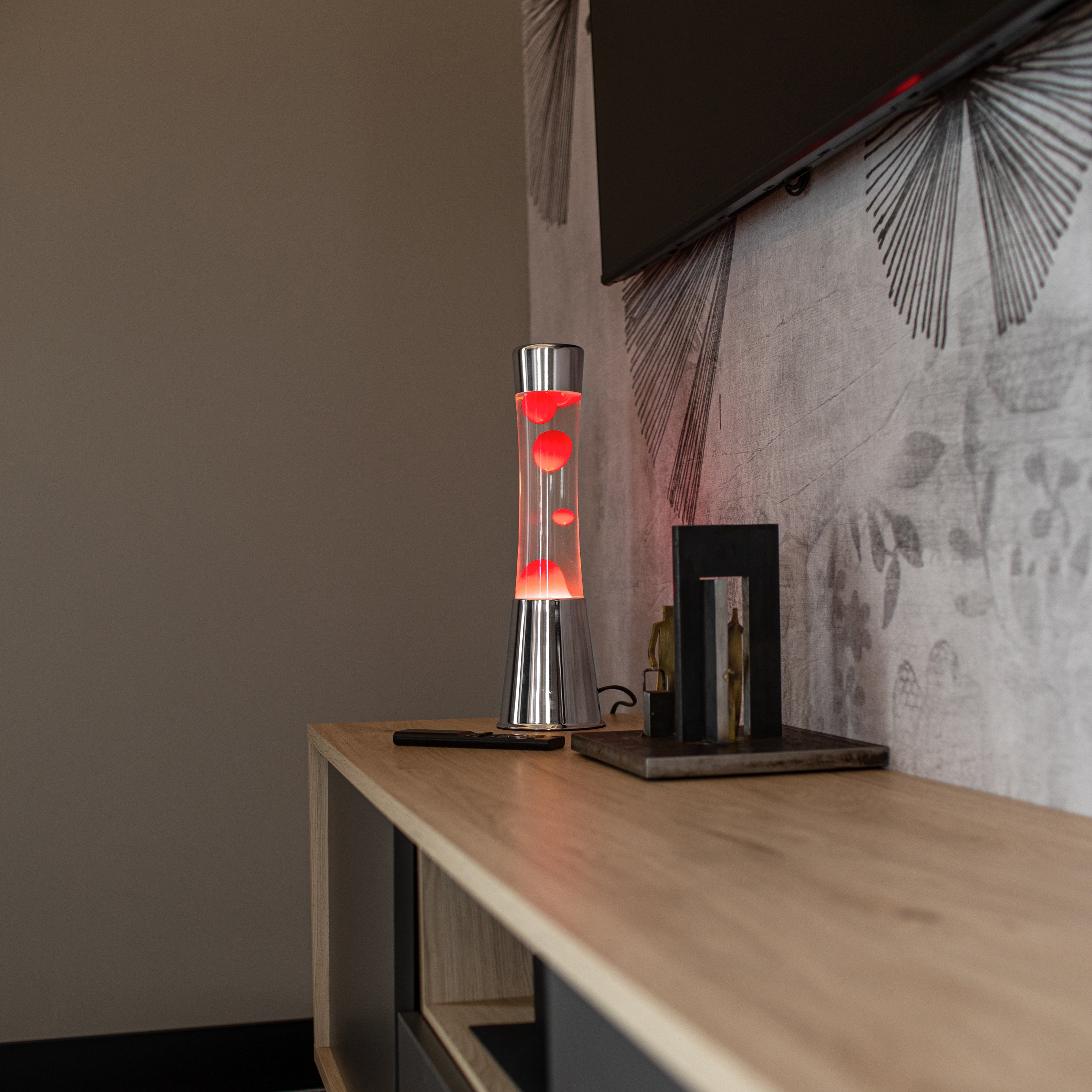 Lámpara de Lava con base cromo, líquido transparente y lava roja