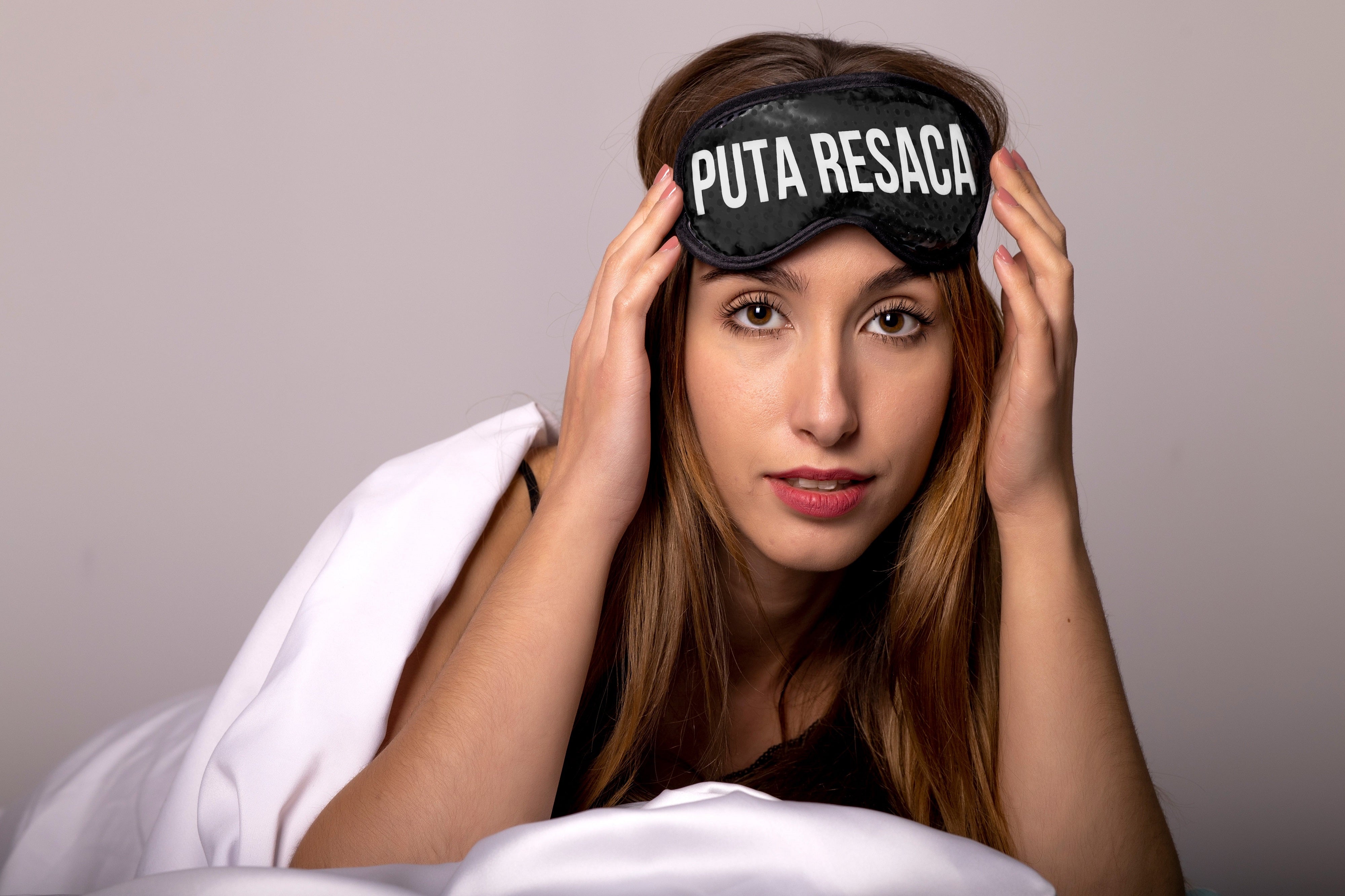 Antifaz de gel “Puta resaca” negro