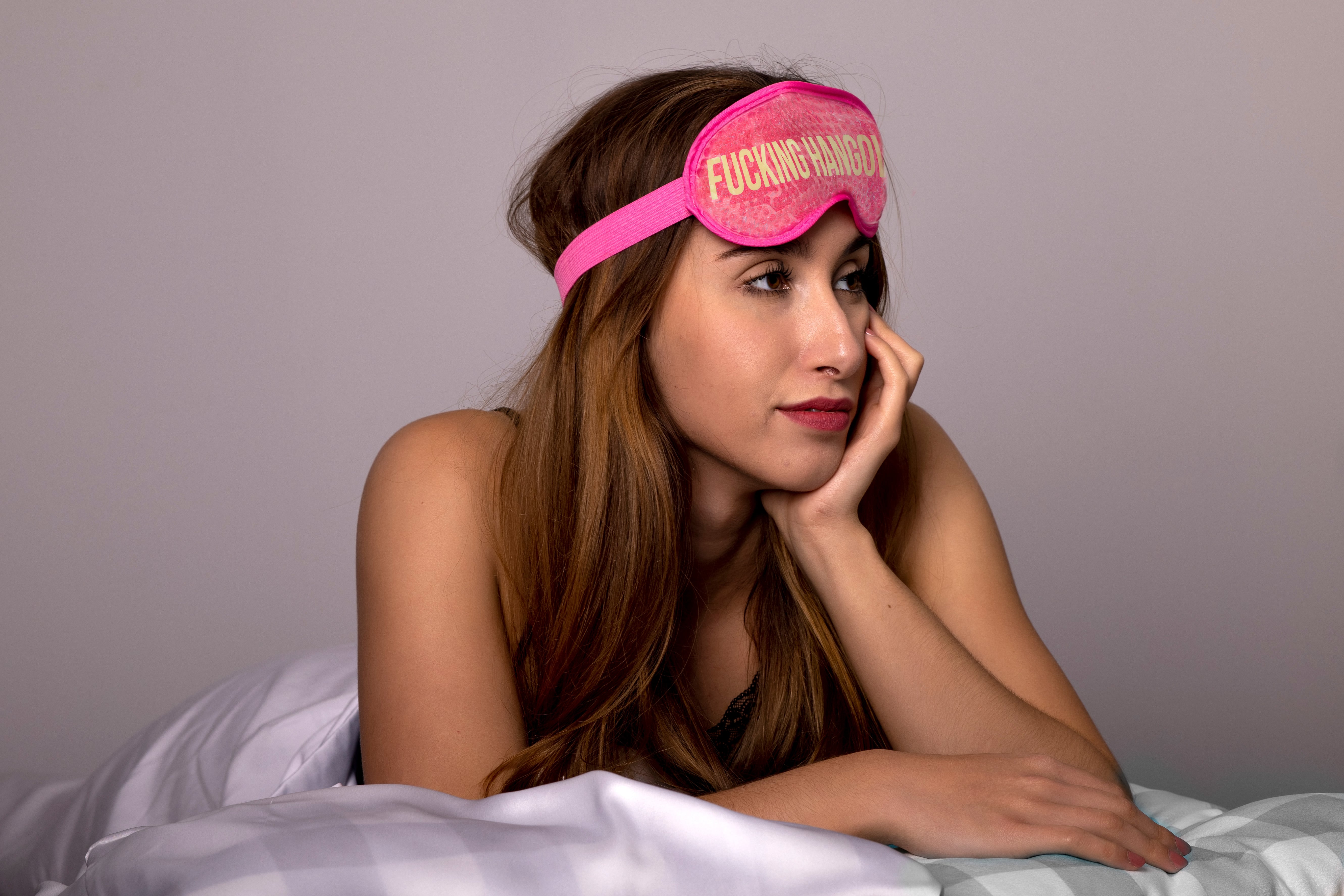 Antifaz de gel “Fucking hangover” rosa