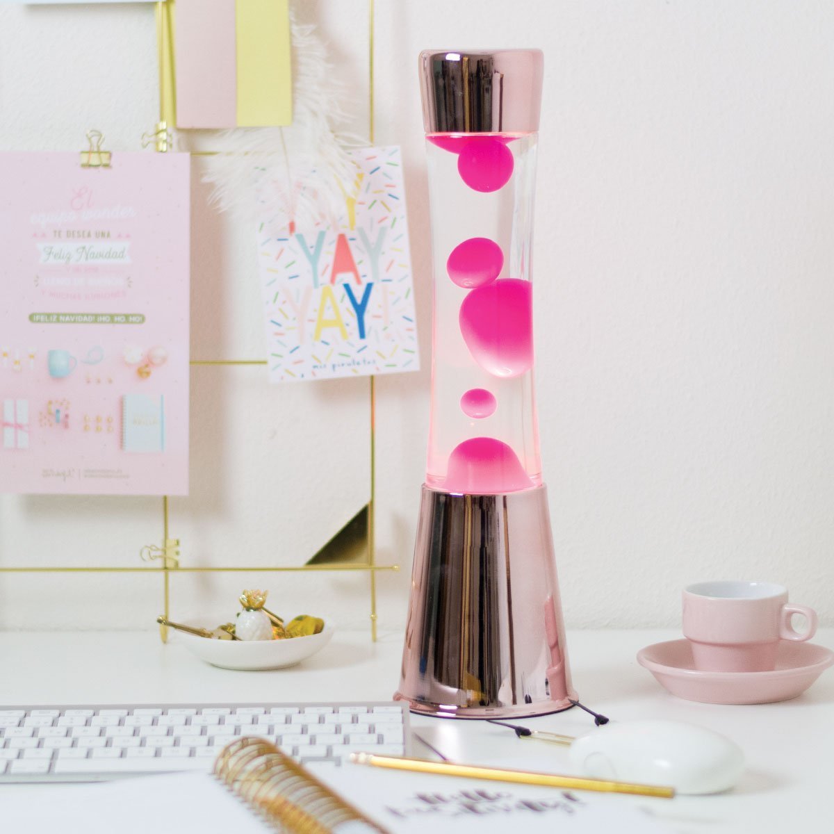 Lámpara de Lava con base oro rosa, líquido transparente y lava magenta