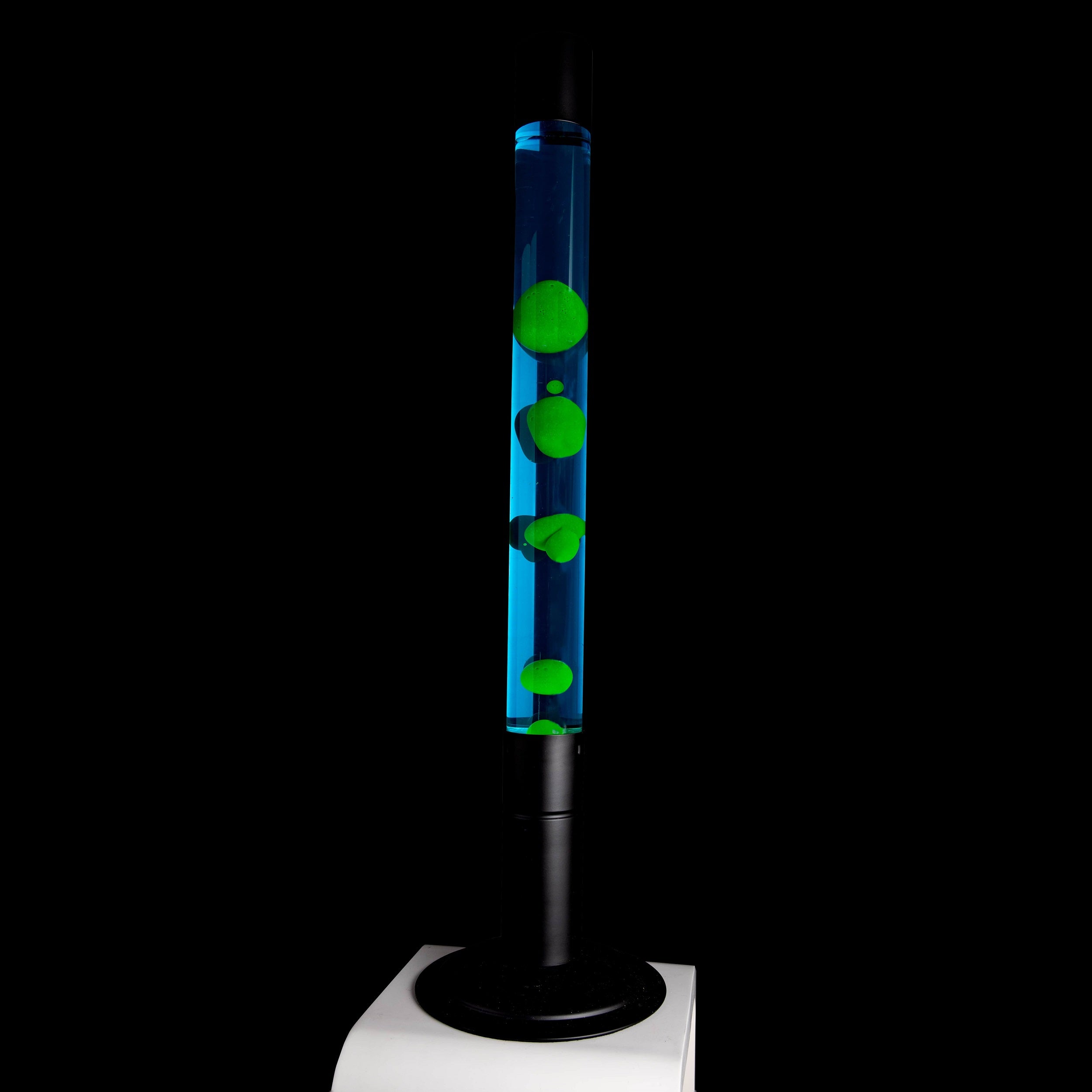 Lámpara de lava grande verde con base negra y líquido azul