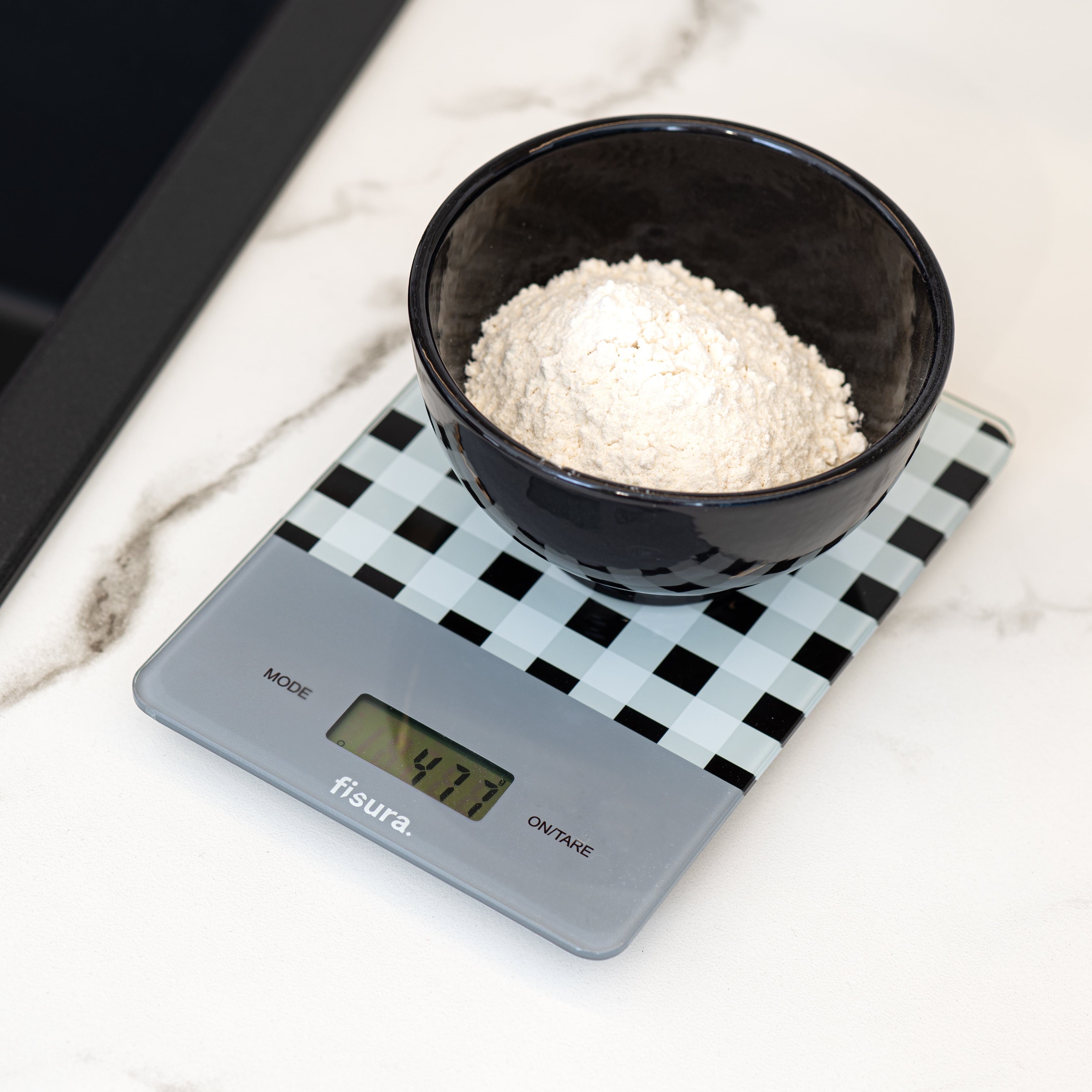 Báscula digital de cocina con estampado vichy negro