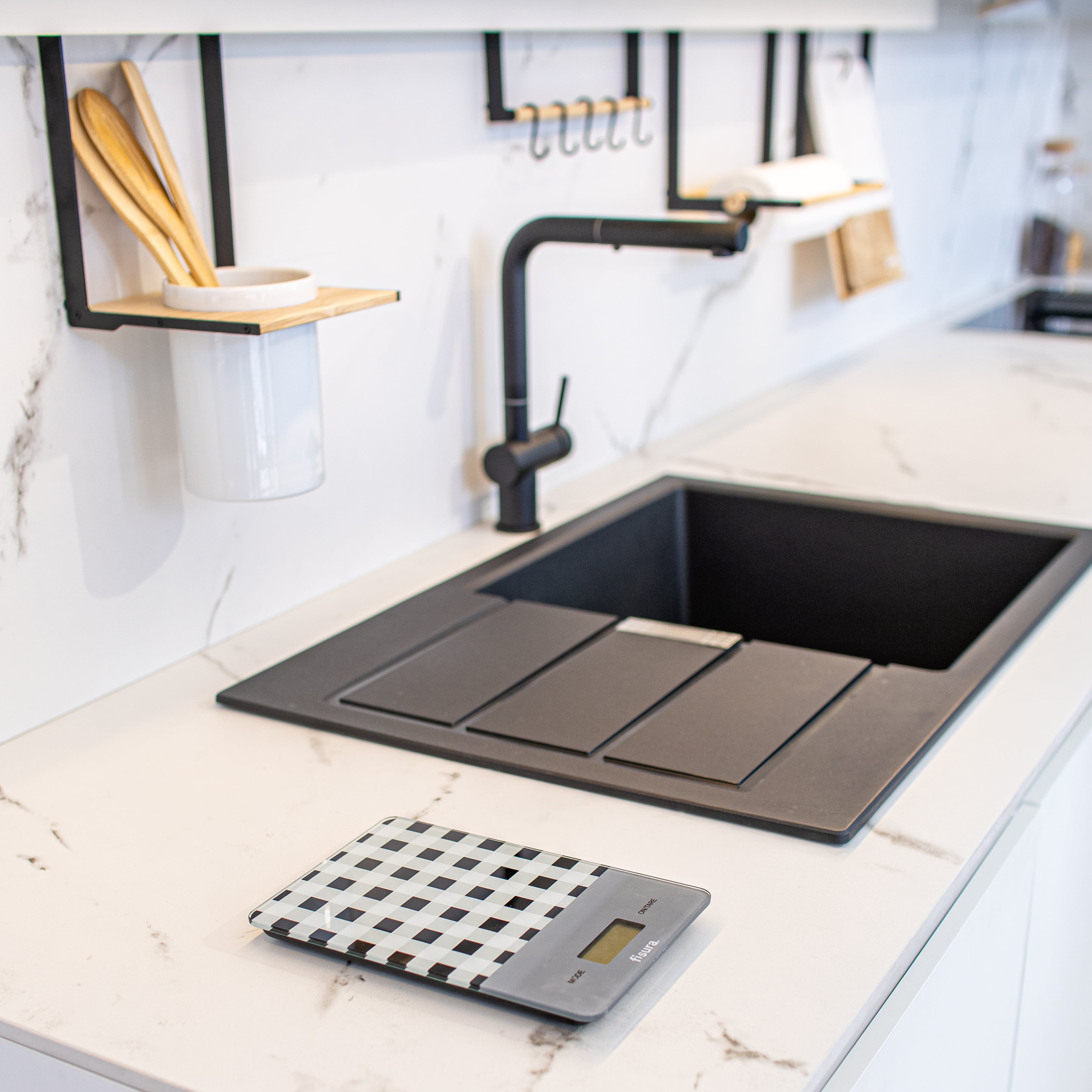 Báscula digital de cocina con estampado vichy negro