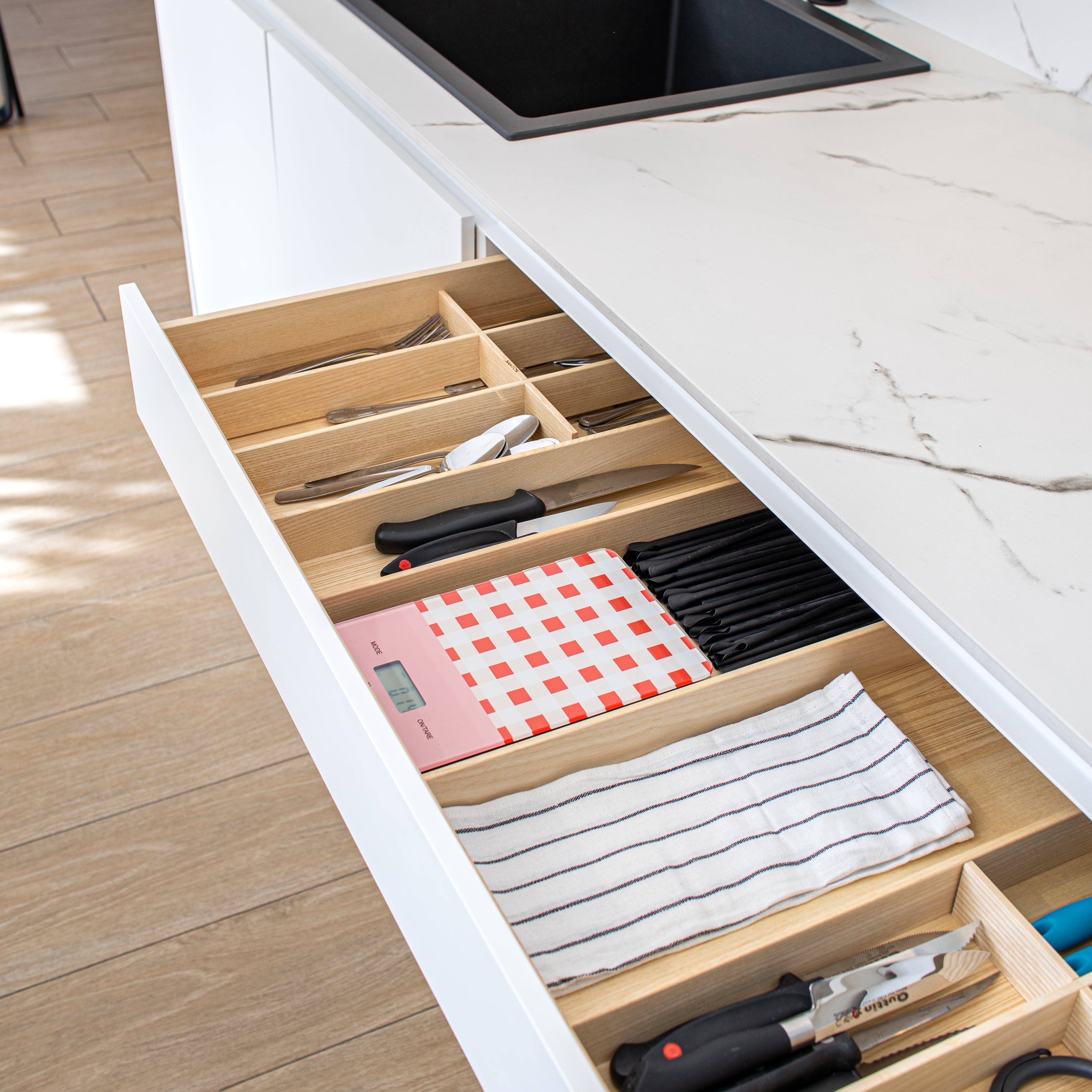 Báscula digital de cocina con estampado vichy rojo