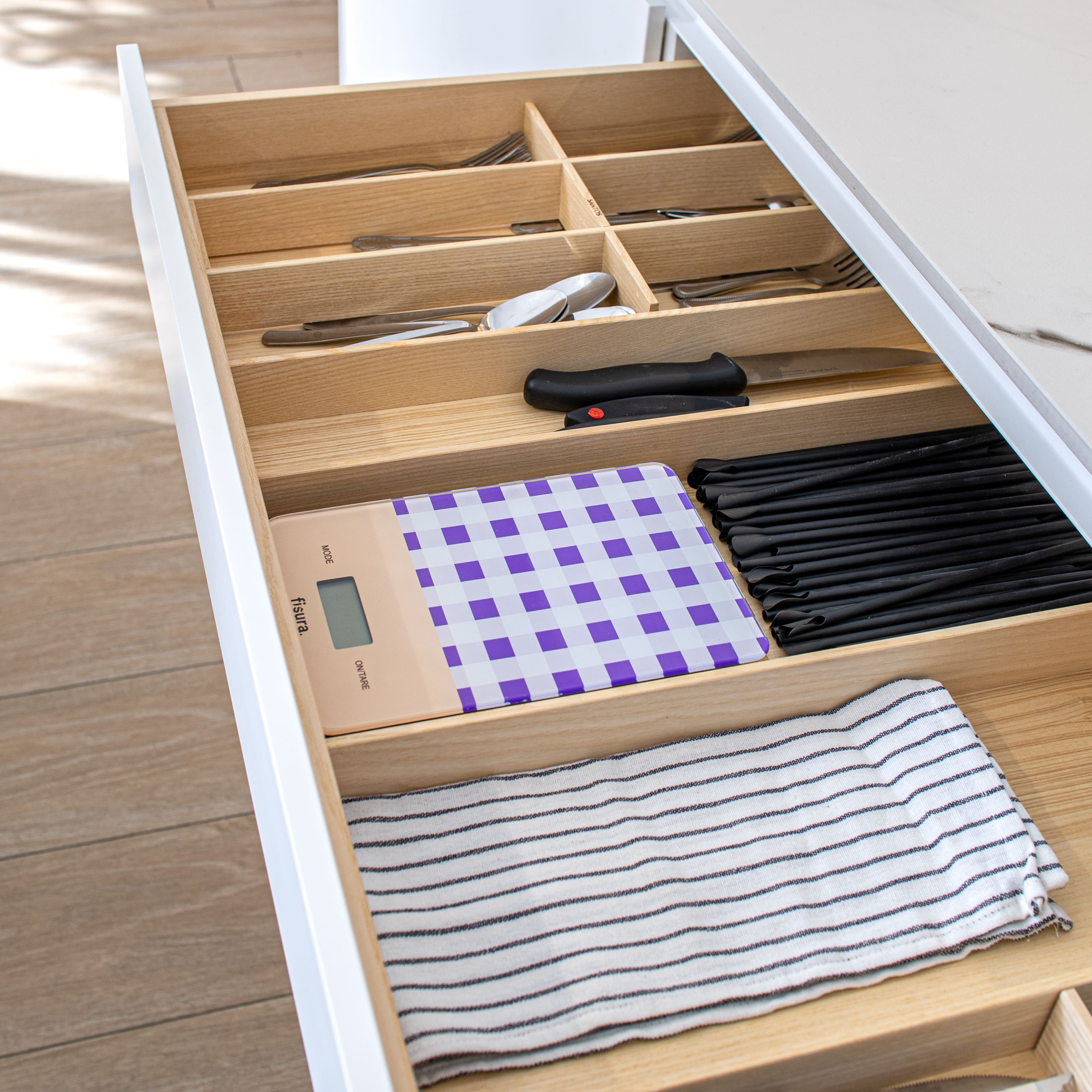 Báscula digital de cocina con estampado vichy morado