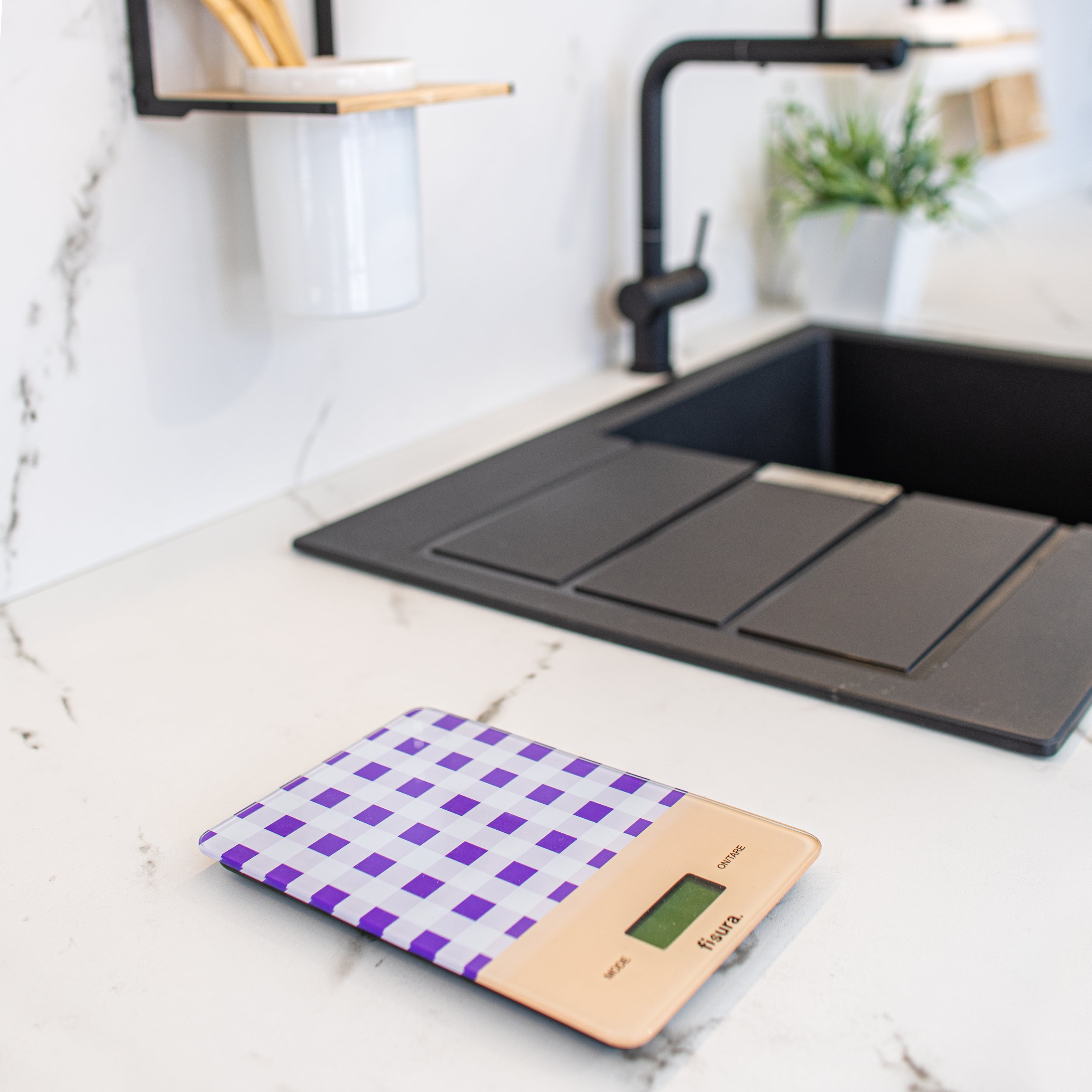 Báscula digital de cocina con estampado vichy morado