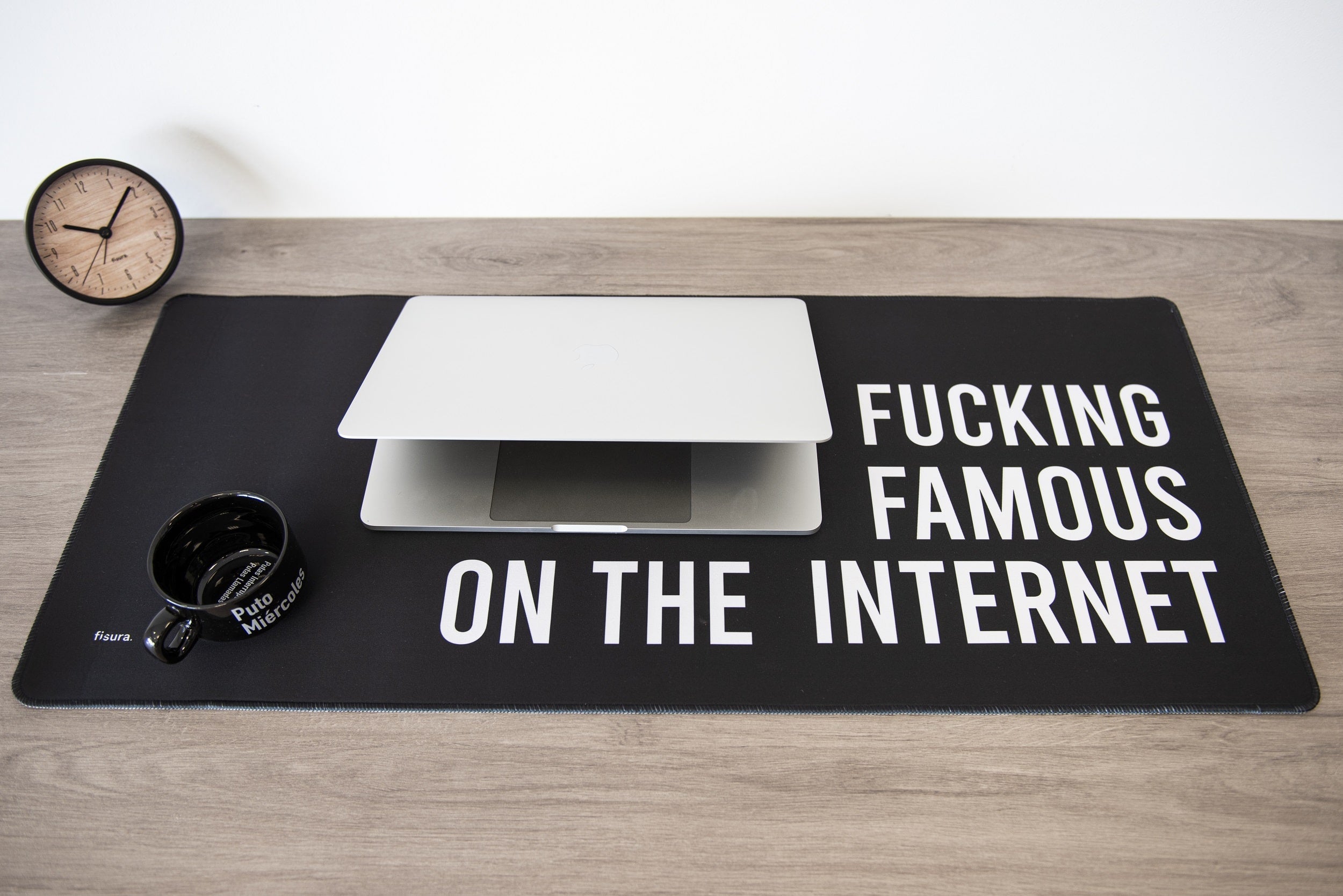 Alfombrilla ratón XXL “Fucking famous on the internet”