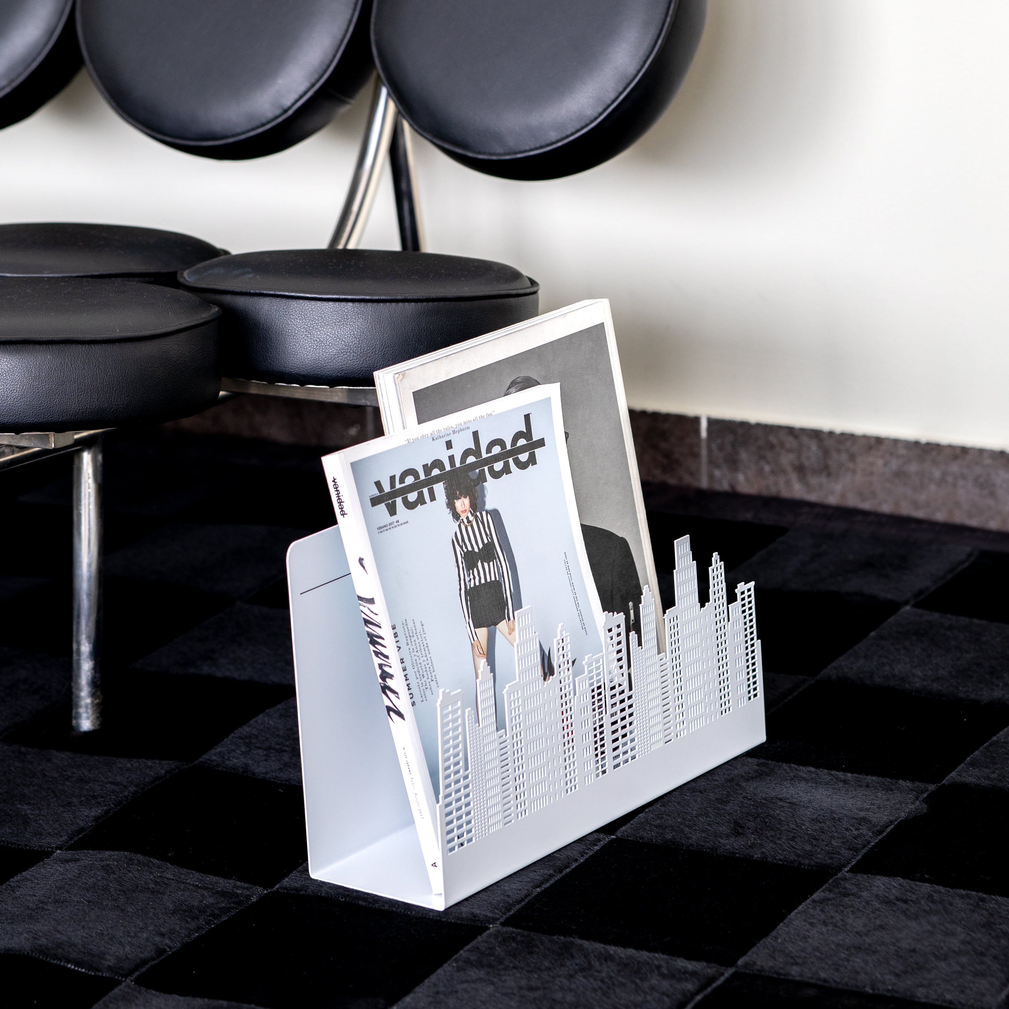 Revistero edificios blanco