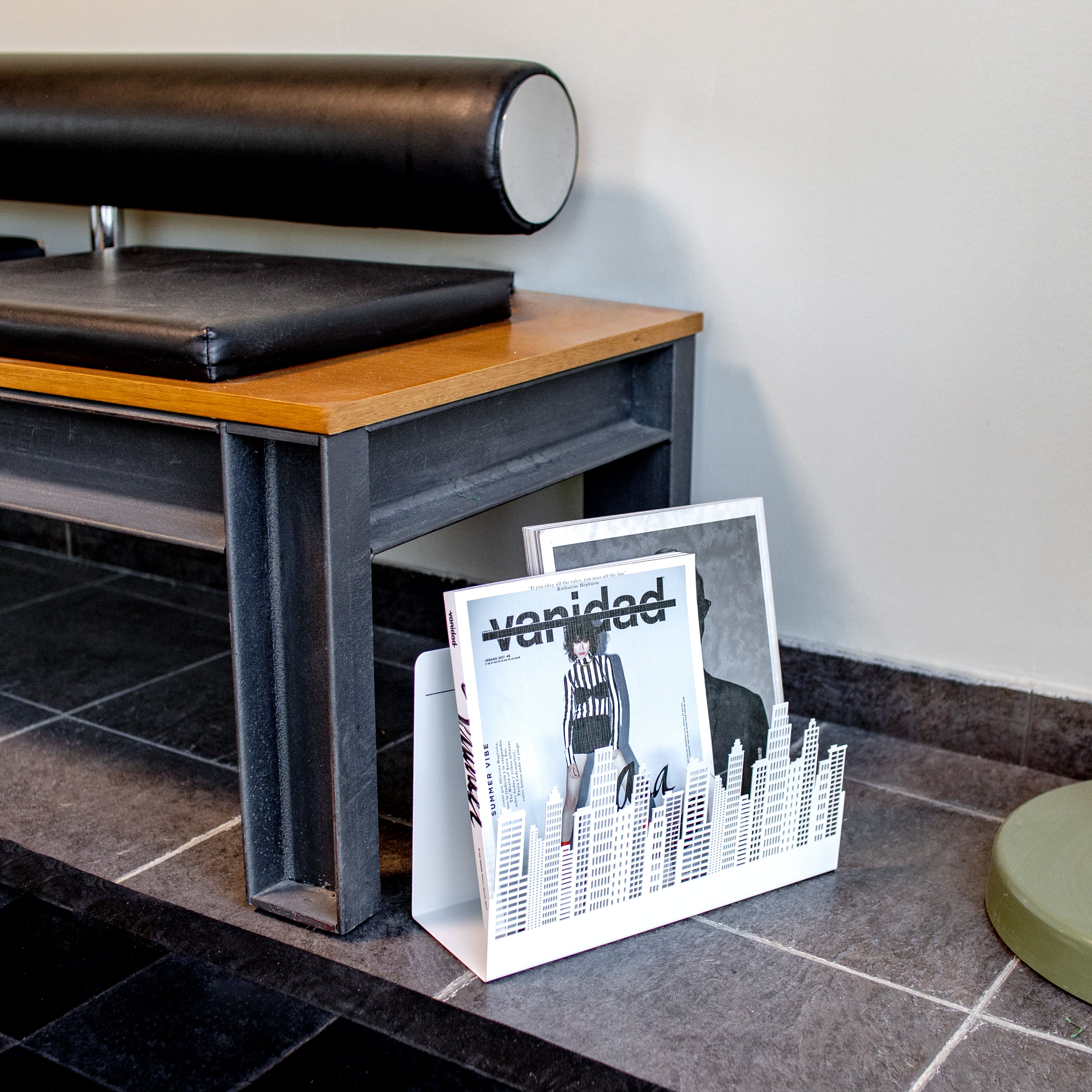 Revistero edificios blanco