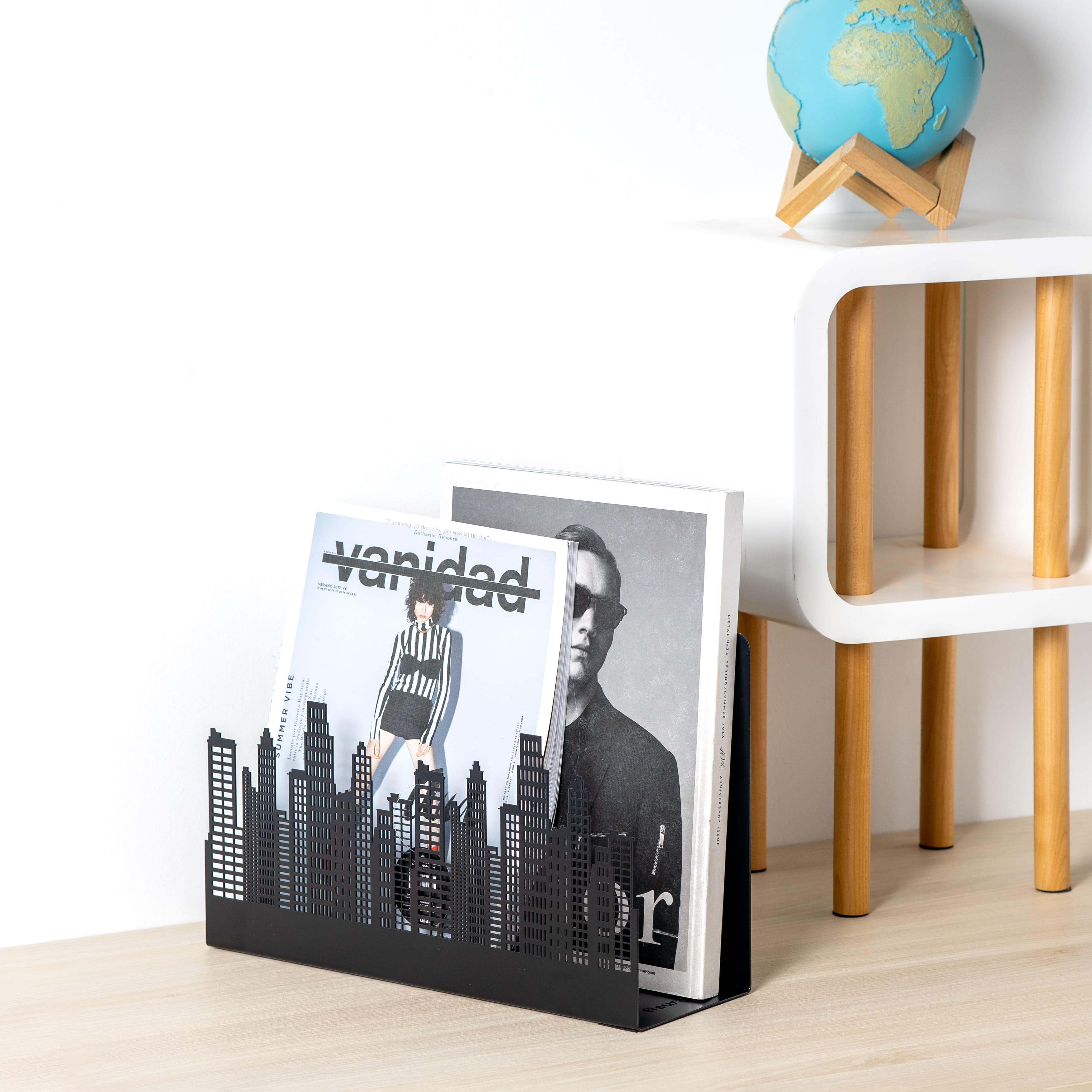 Revistero edificios negro